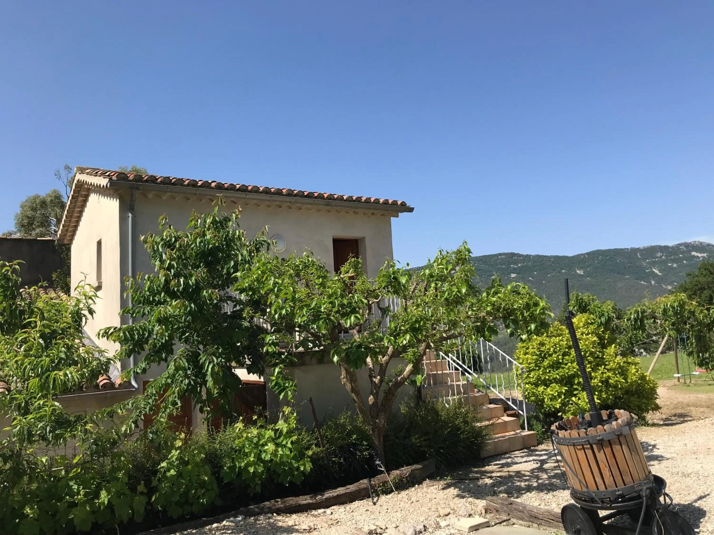 Facade/entrance in Chambre une fenêtre sur le Ventoux la Clue
