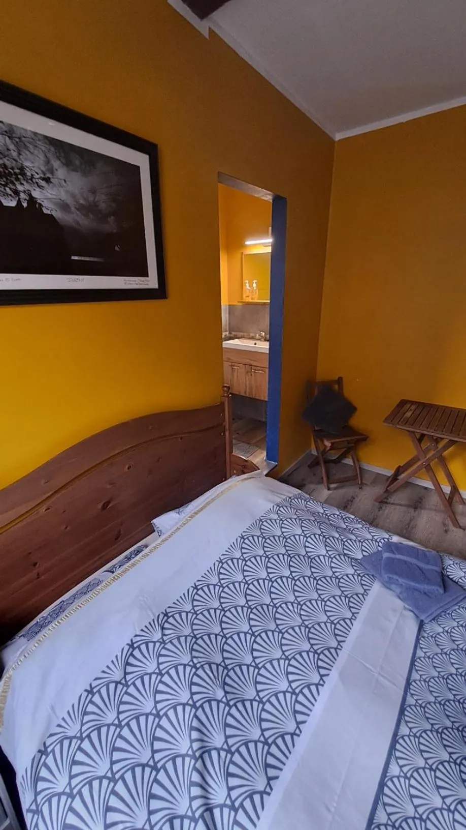 Bed in B&B Aux 10 Clefs