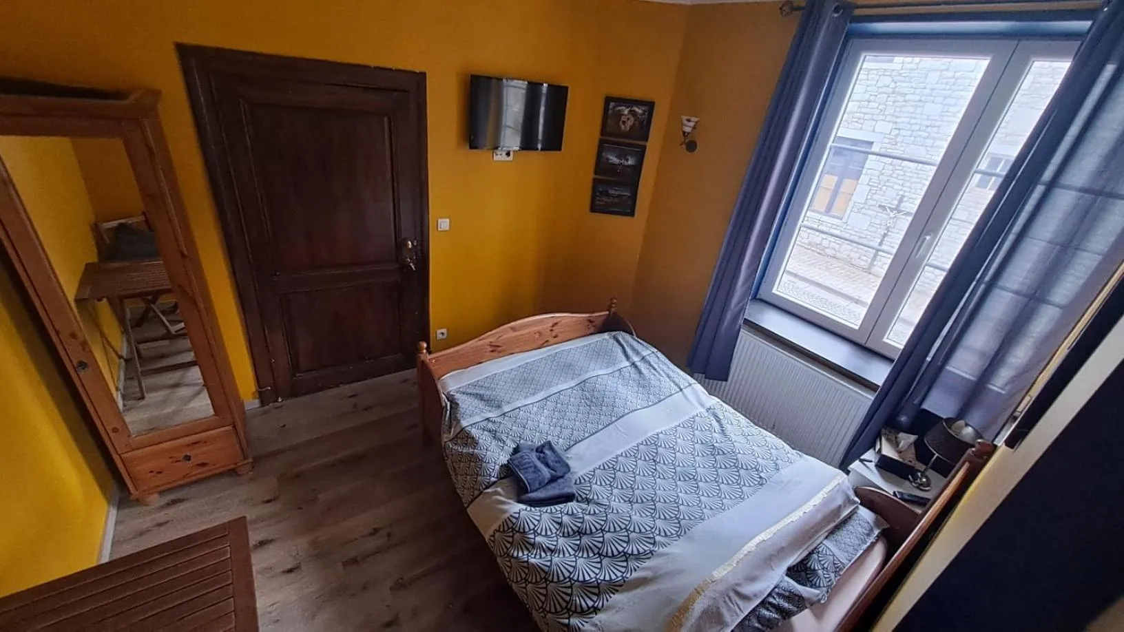 Bed in B&B Aux 10 Clefs