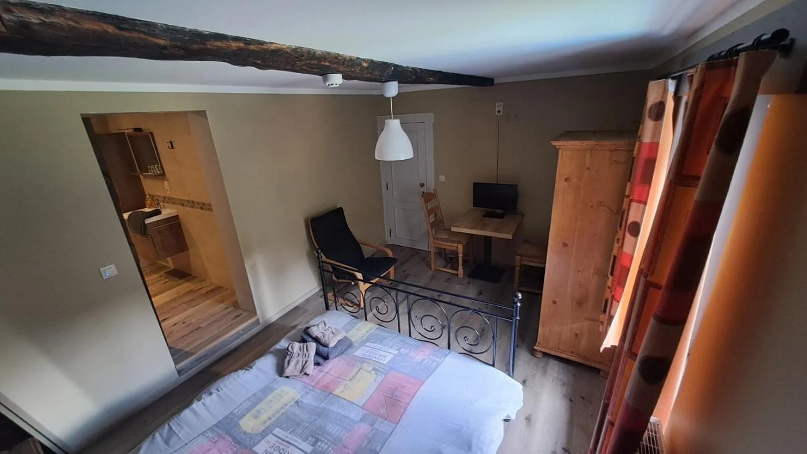 Bed in B&B Aux 10 Clefs