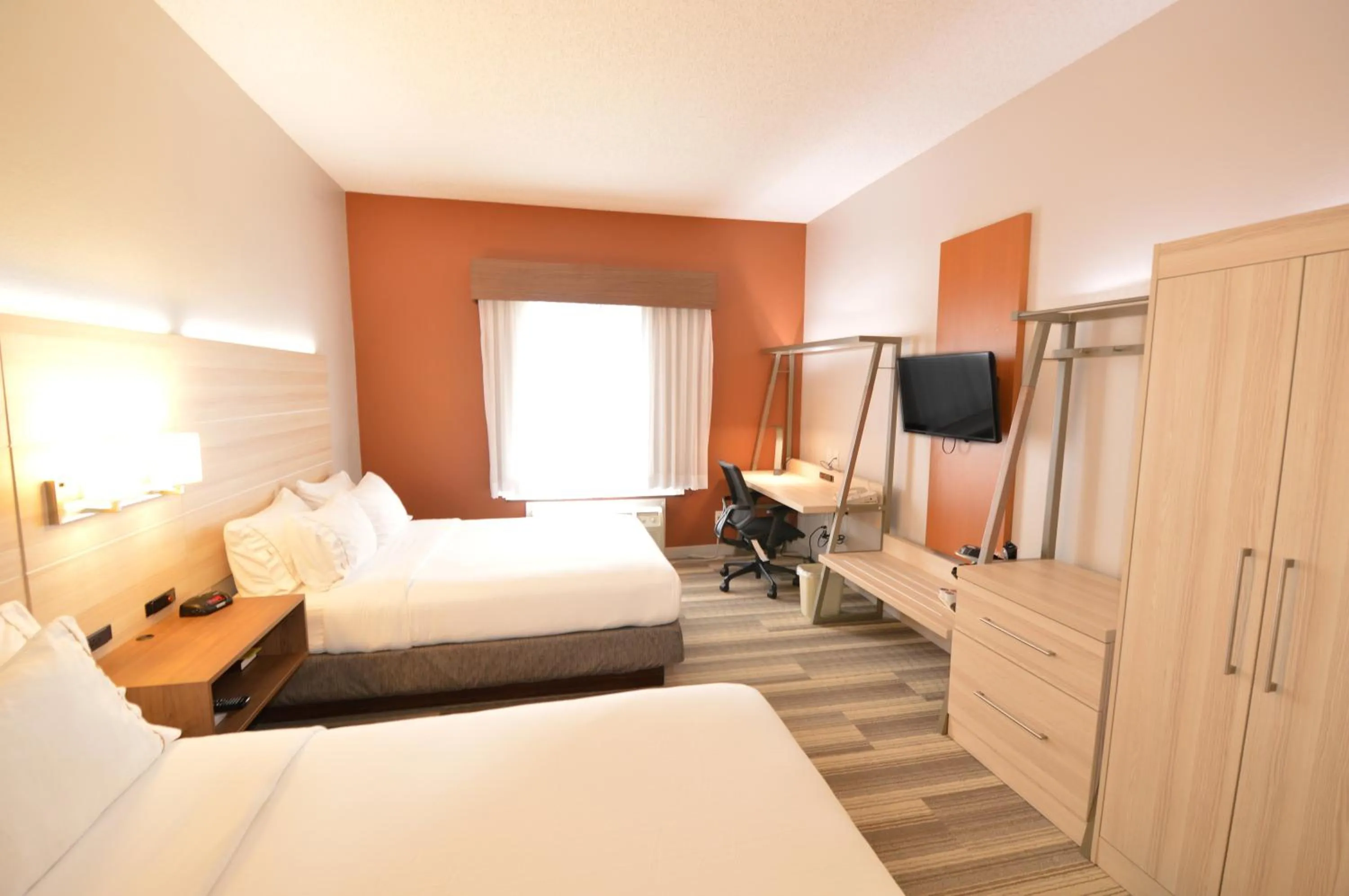 Photo of the whole room, Bed in Holiday Inn Express Toledo-Oregon by IHG