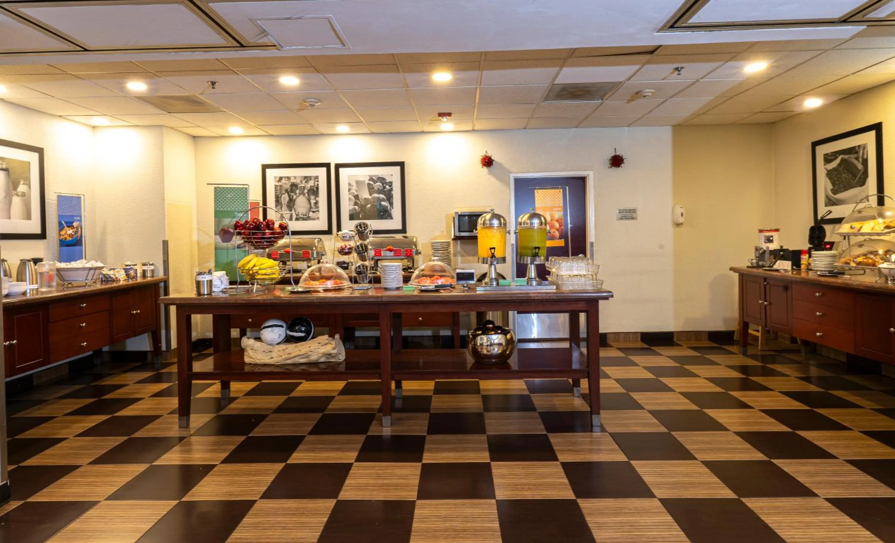 Buffet breakfast in Hampton Inn by Hilton Guadalajara-Aeropuerto