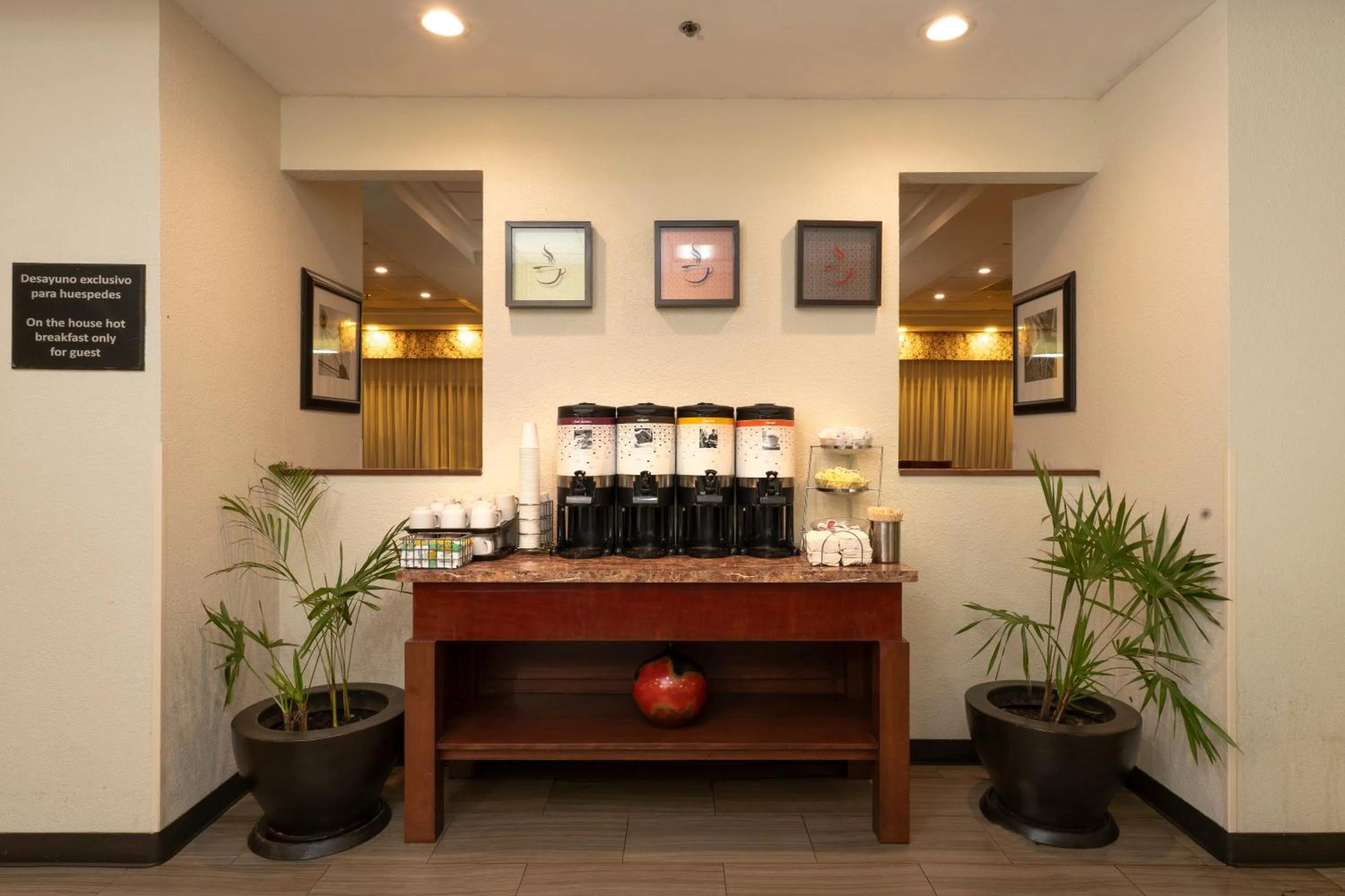 Coffee/tea facilities in Hampton Inn by Hilton Guadalajara-Aeropuerto