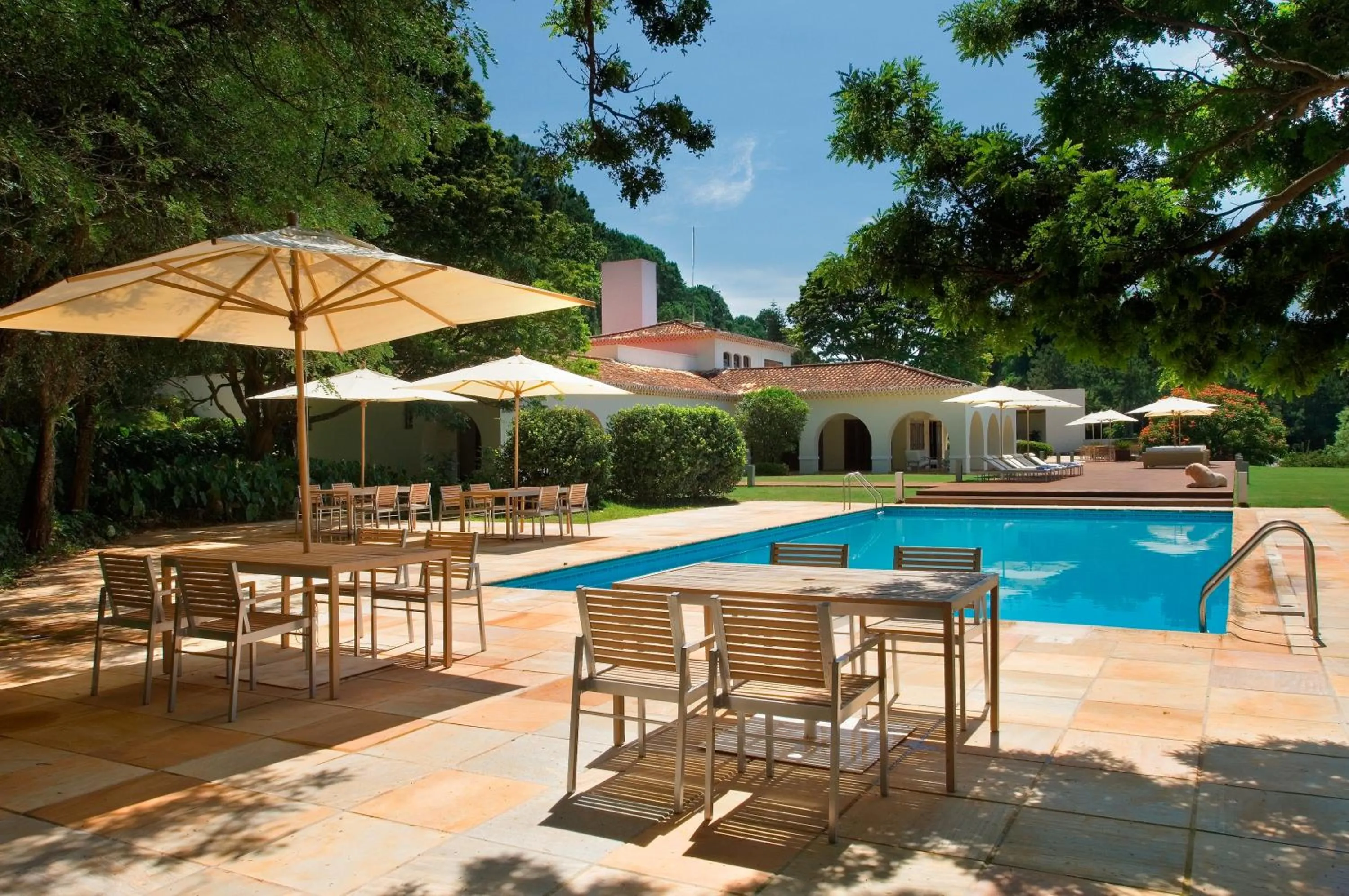 Swimming pool in Garden Hill Hotel e Golfe