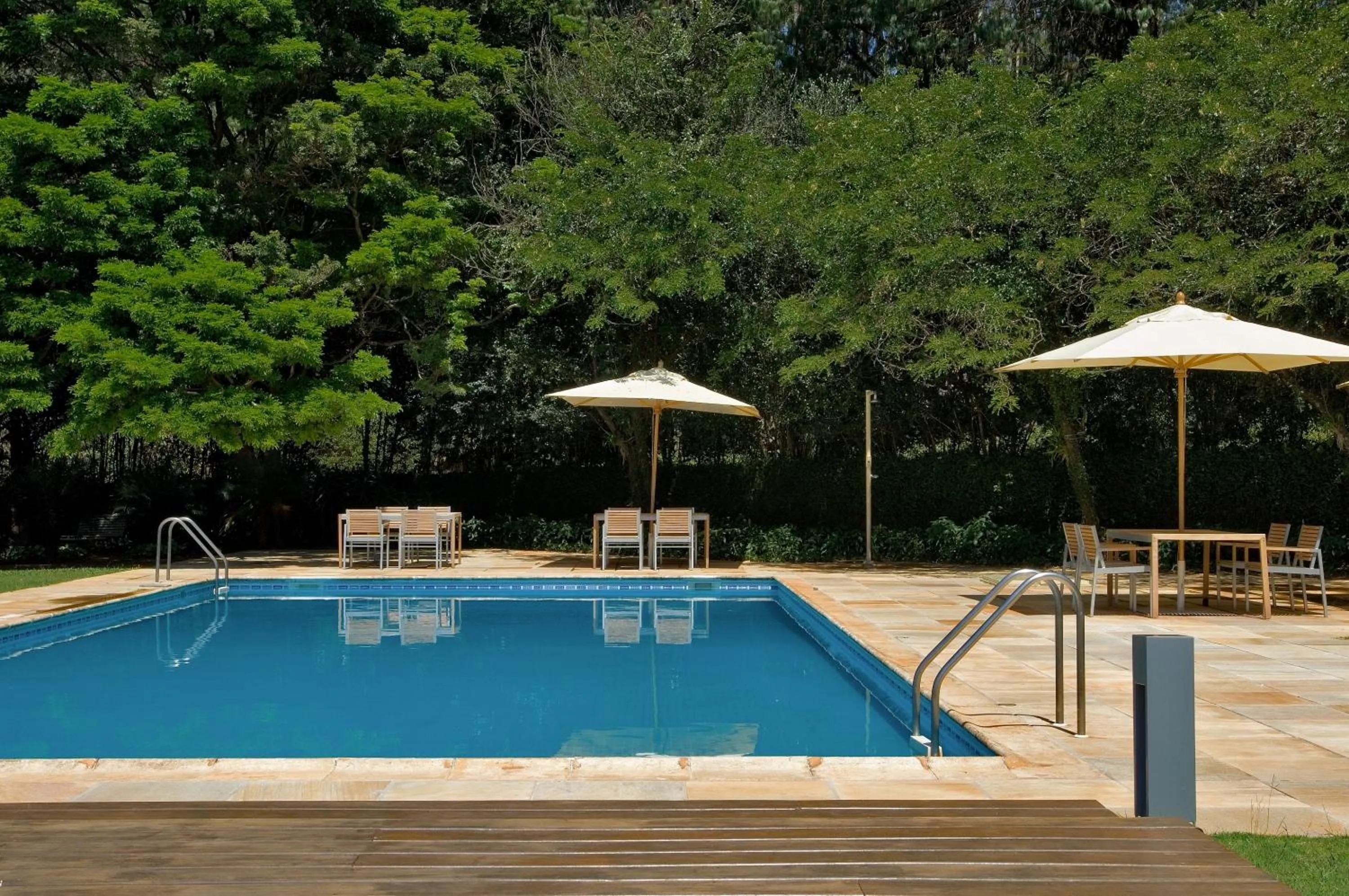 Swimming pool in Garden Hill Hotel e Golfe