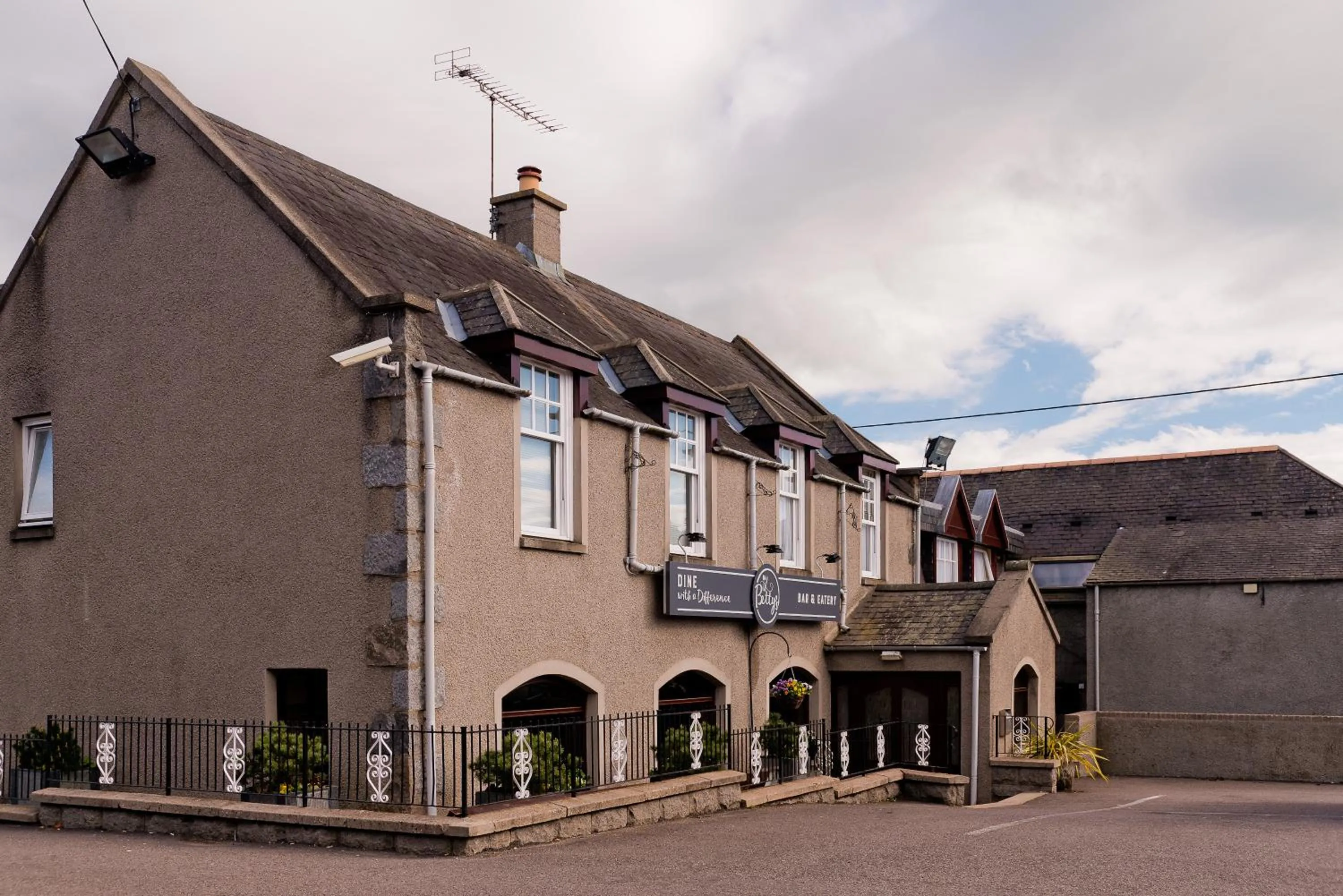 Restaurant/places to eat in Leys Hotel