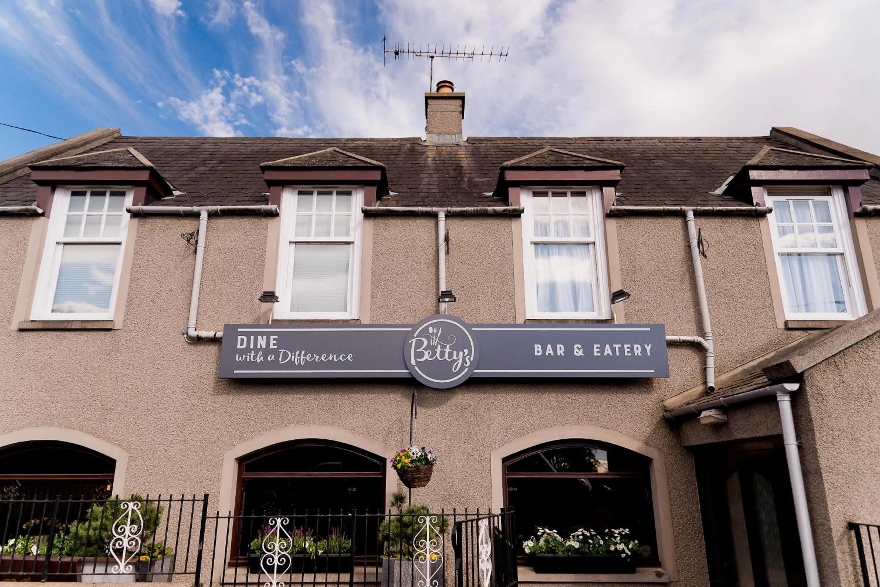 Restaurant/places to eat in Leys Hotel