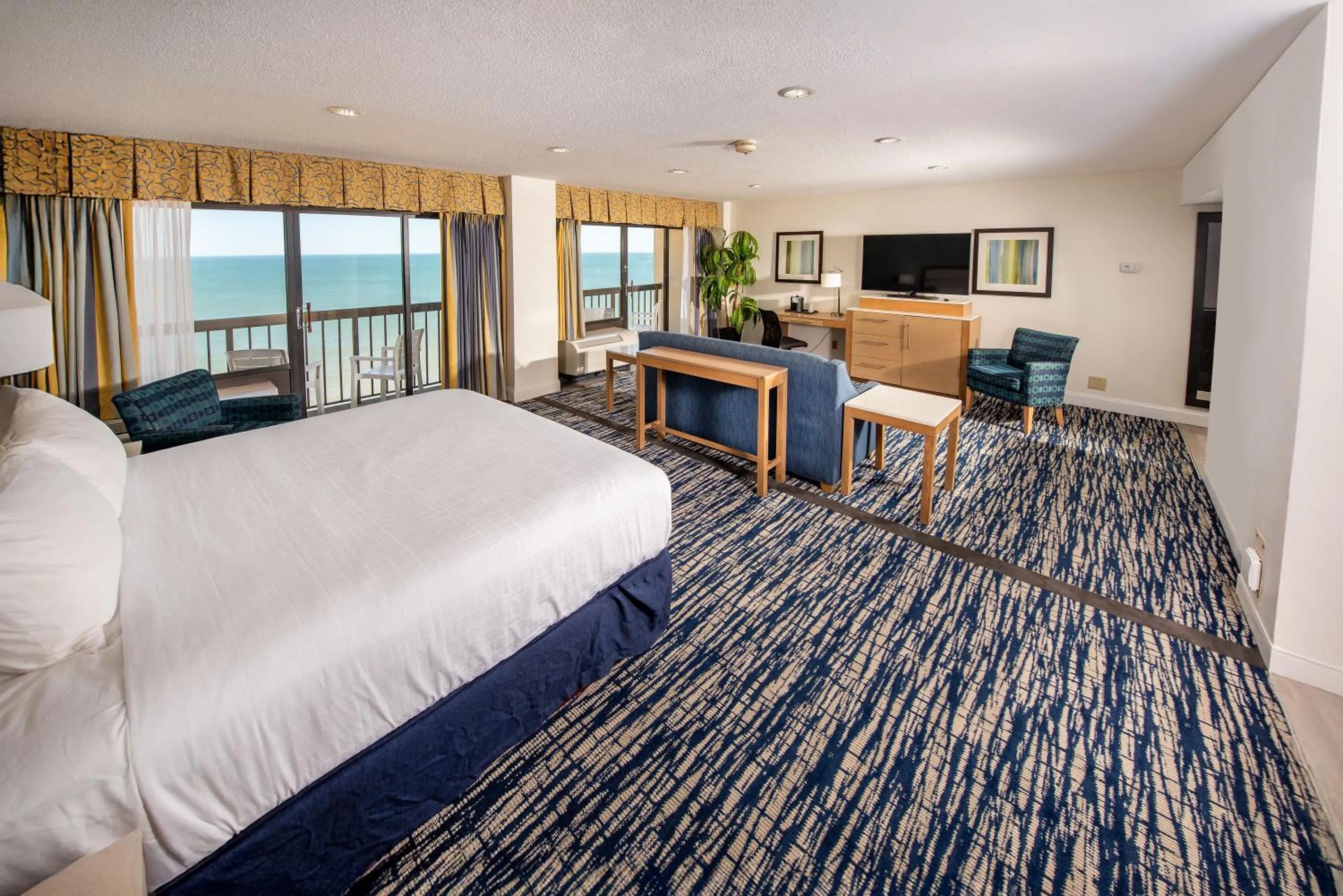 Bed in Wyndham Virginia Beach Oceanfront