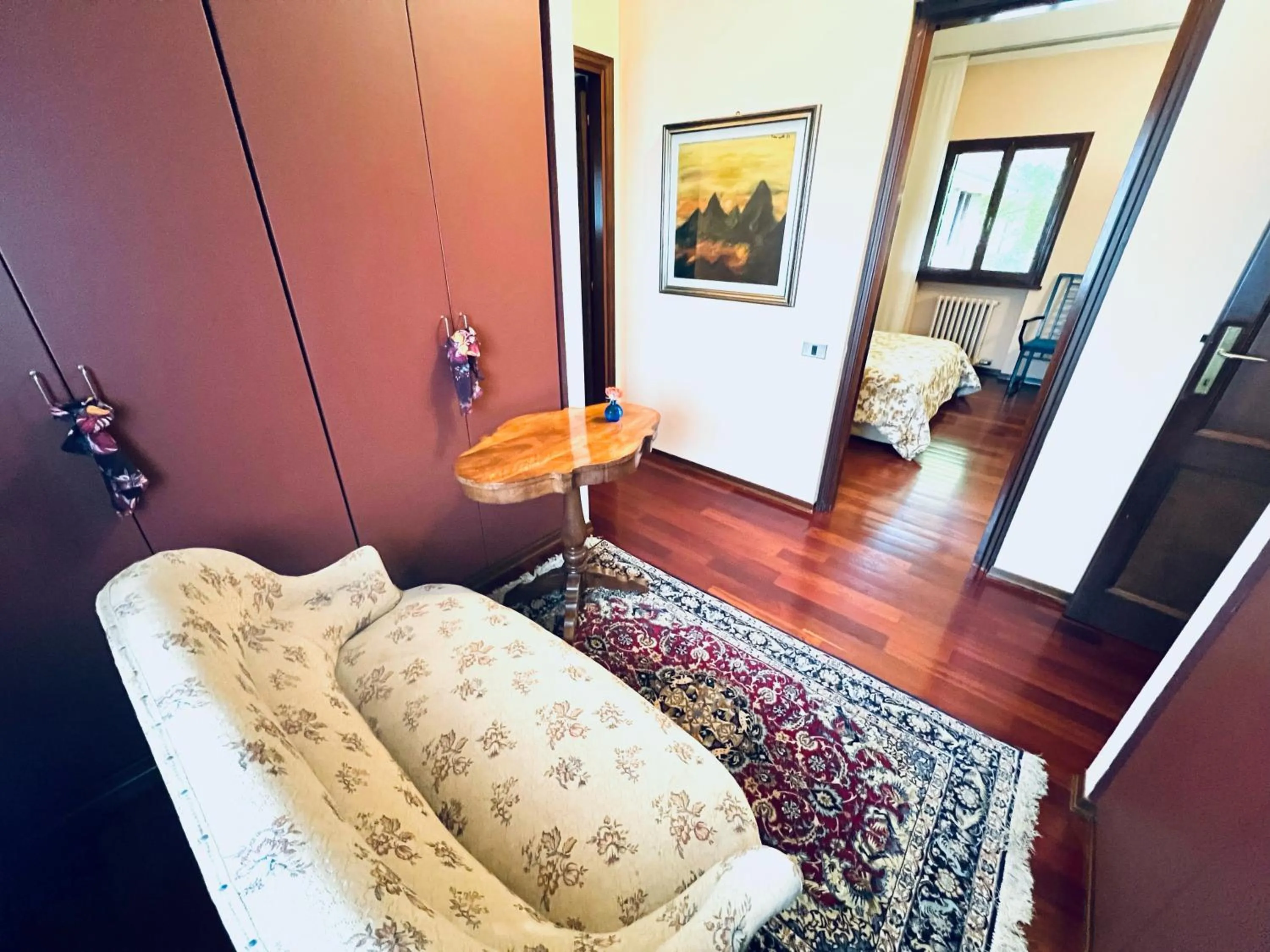 Seating area, Bed in Opera Deluxe