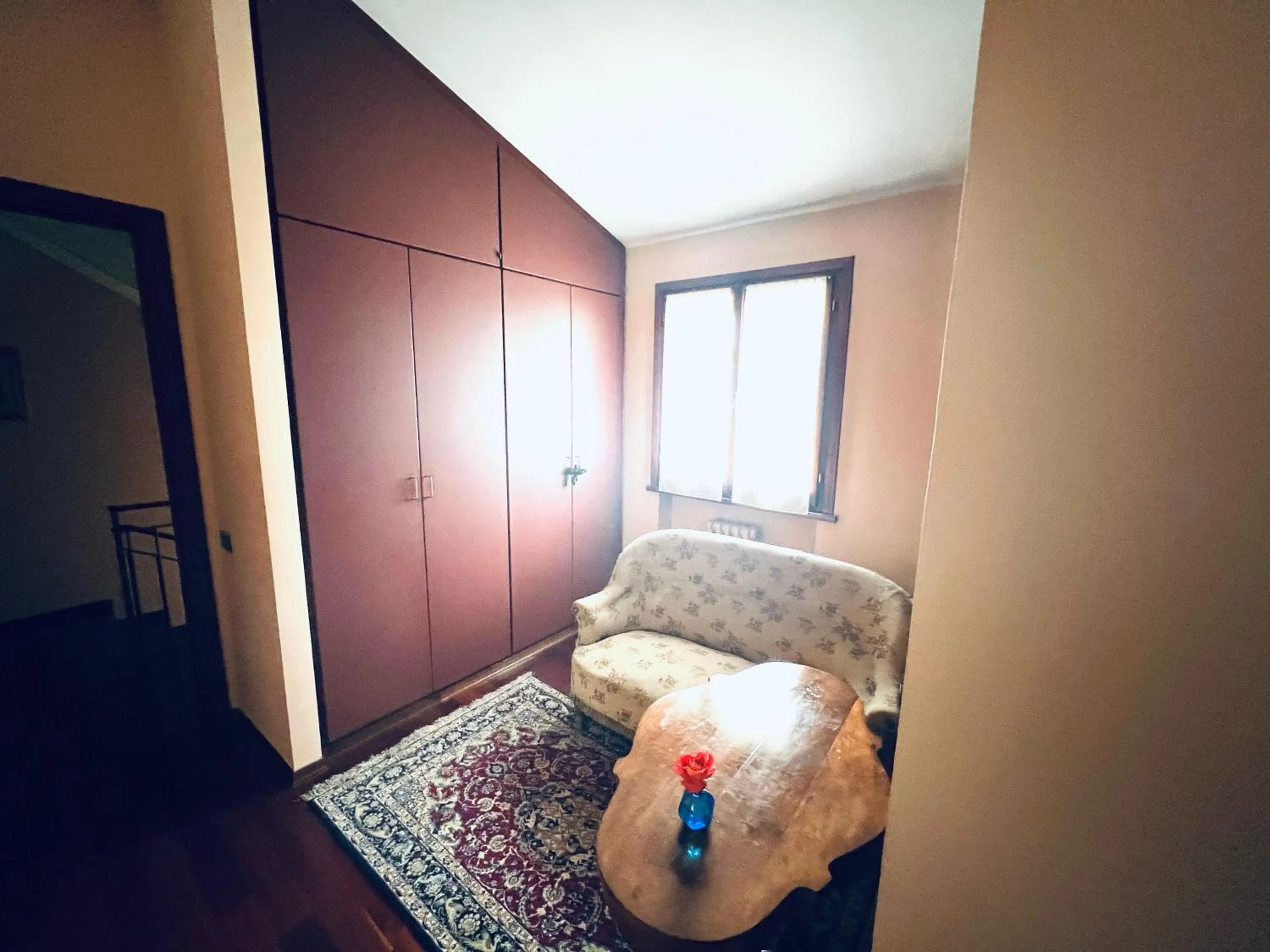 Seating area, Bed in Opera Deluxe