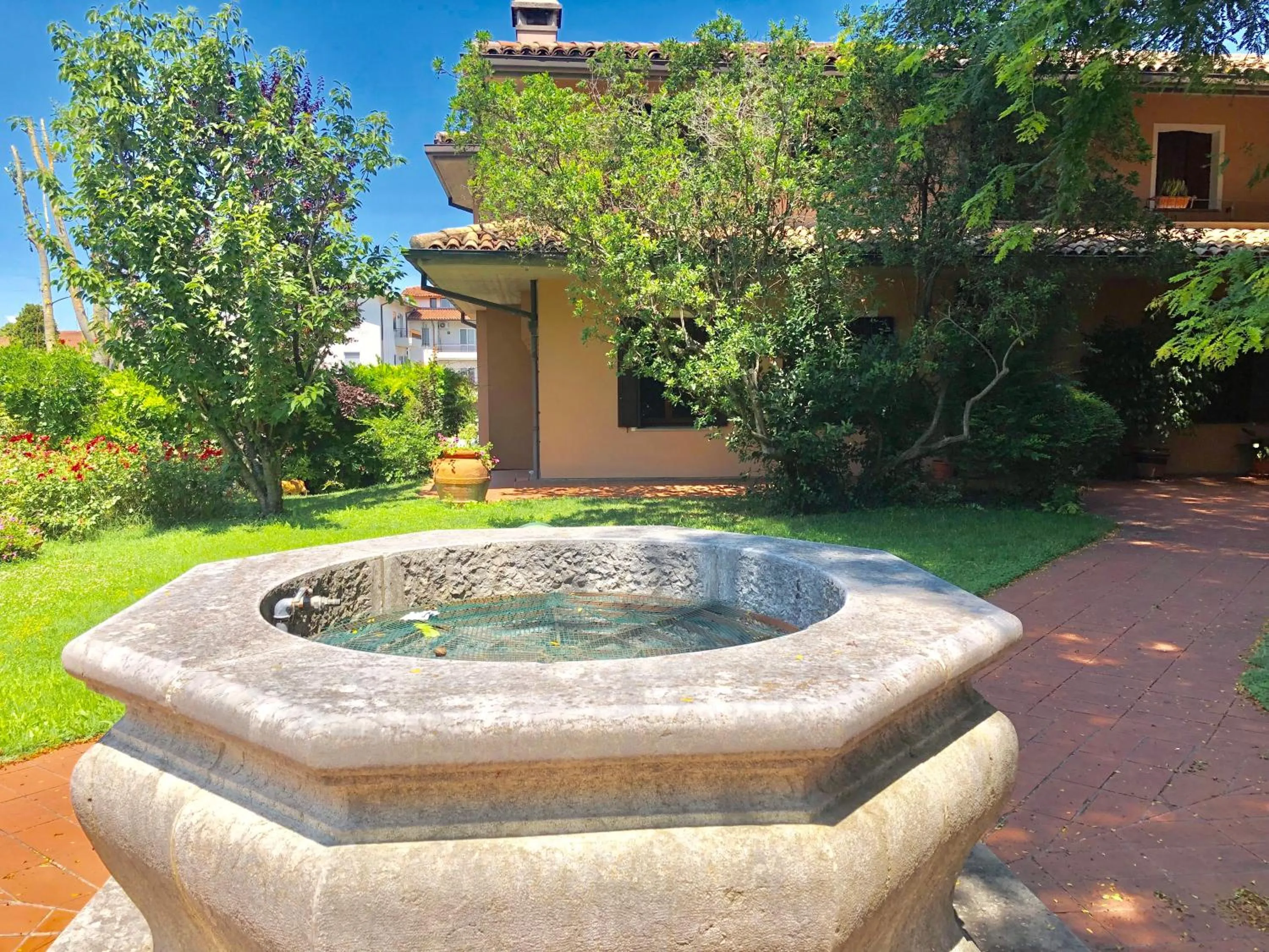 Facade/entrance in Opera Deluxe