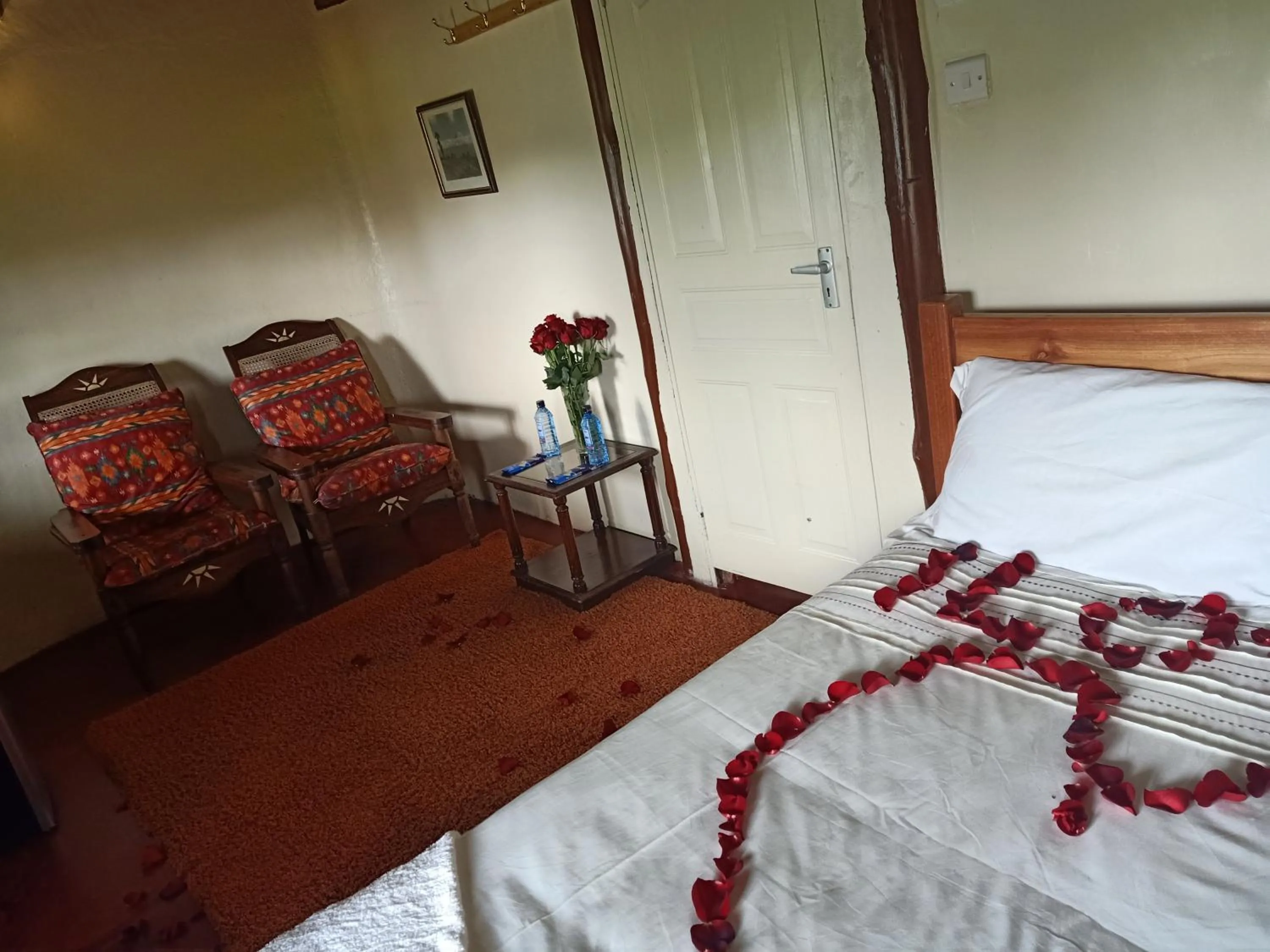 Photo of the whole room, Bed in The Great Circle Lodge