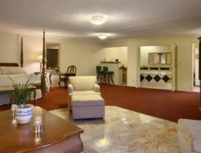 Living room in Merced Inn & Suites