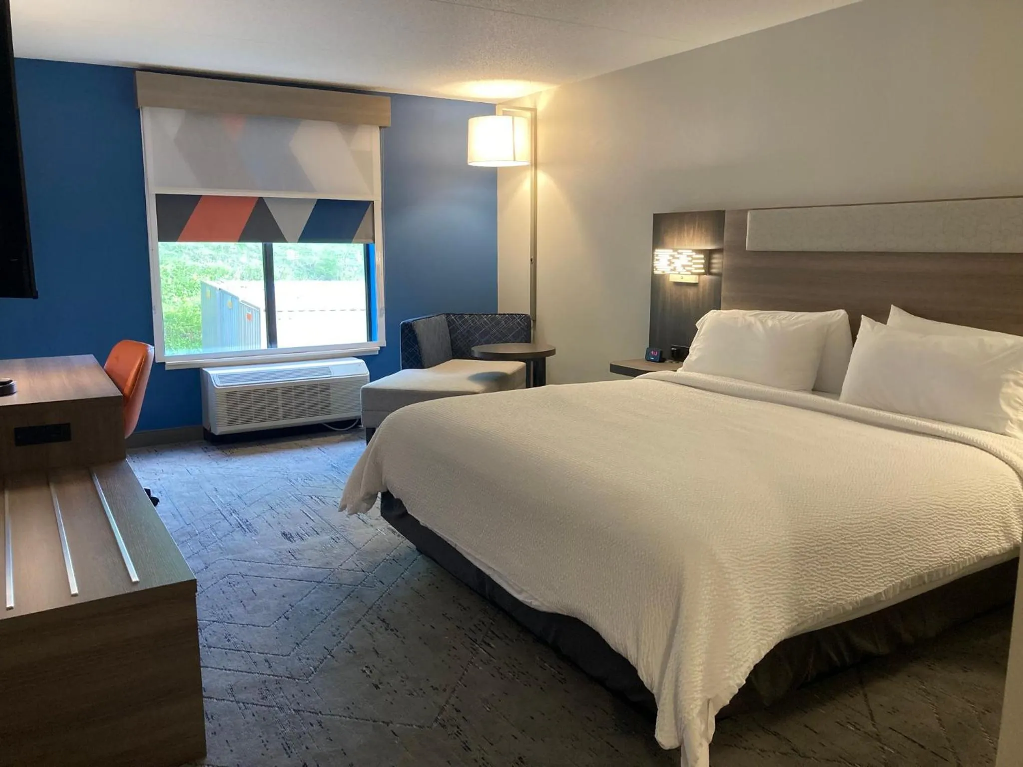 Photo of the whole room, Bed in Holiday Inn Express and Suites Winchester by IHG