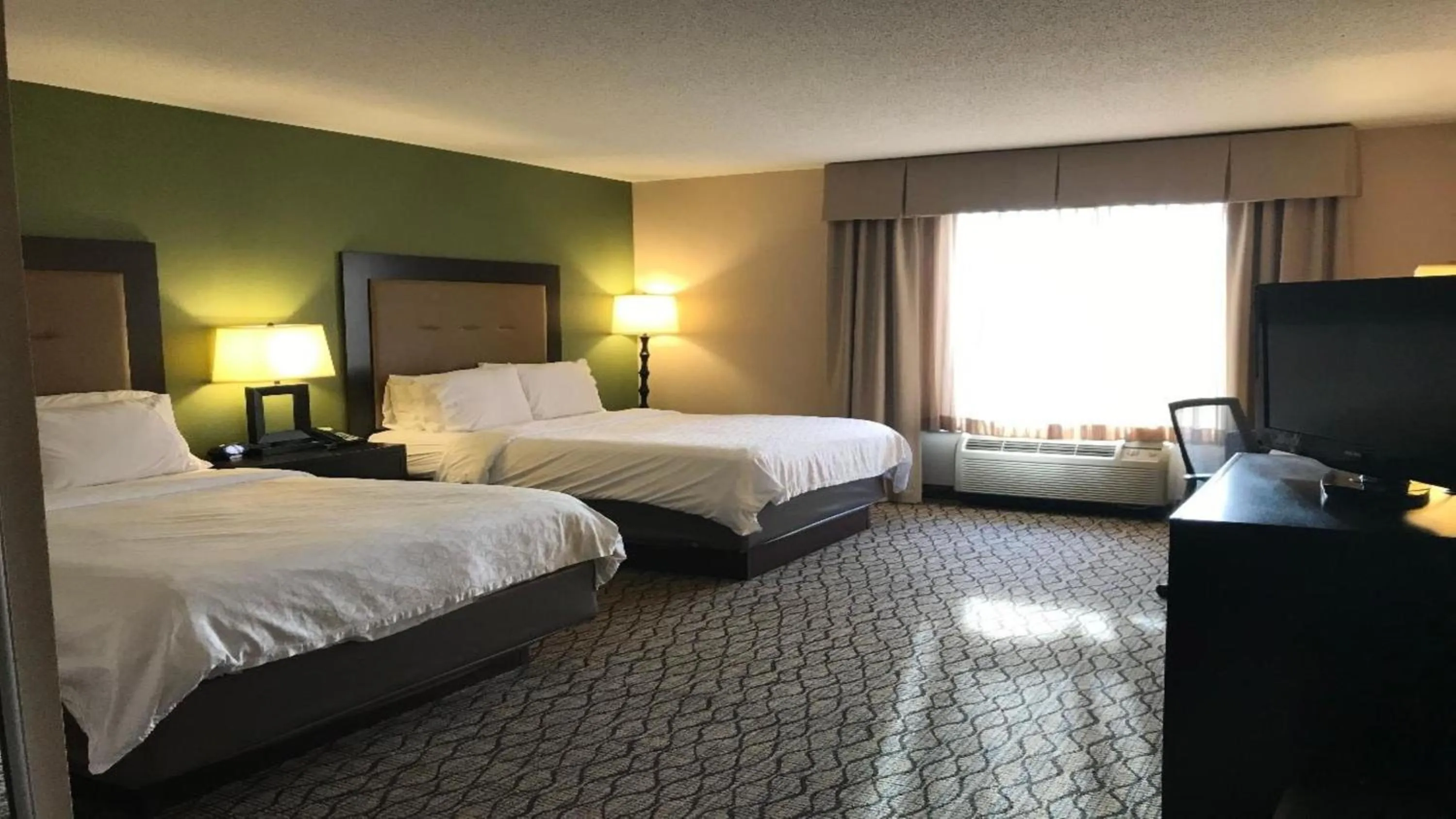 Photo of the whole room, Bed in Holiday Inn Express and Suites Winchester by IHG