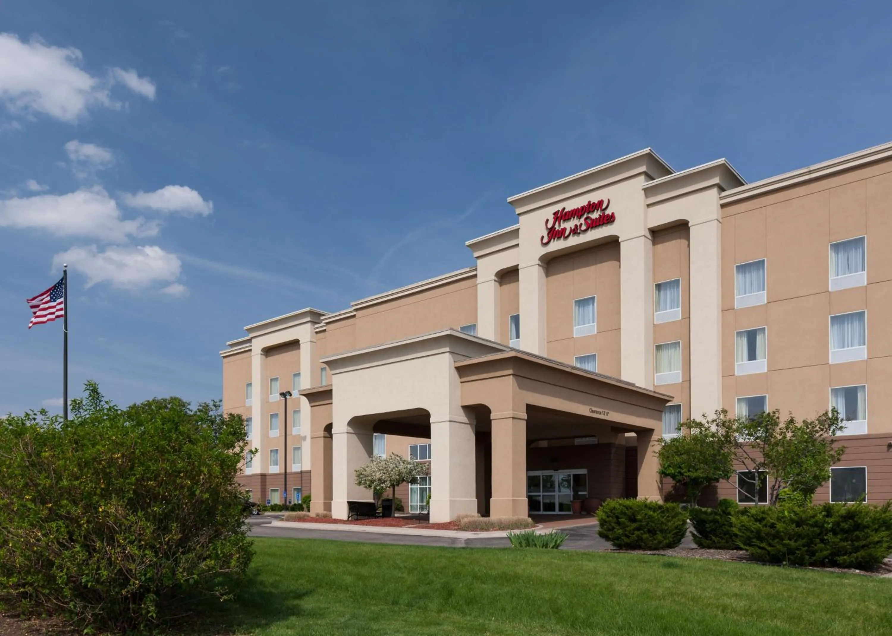 Property building in Hampton Inn & Suites Davenport