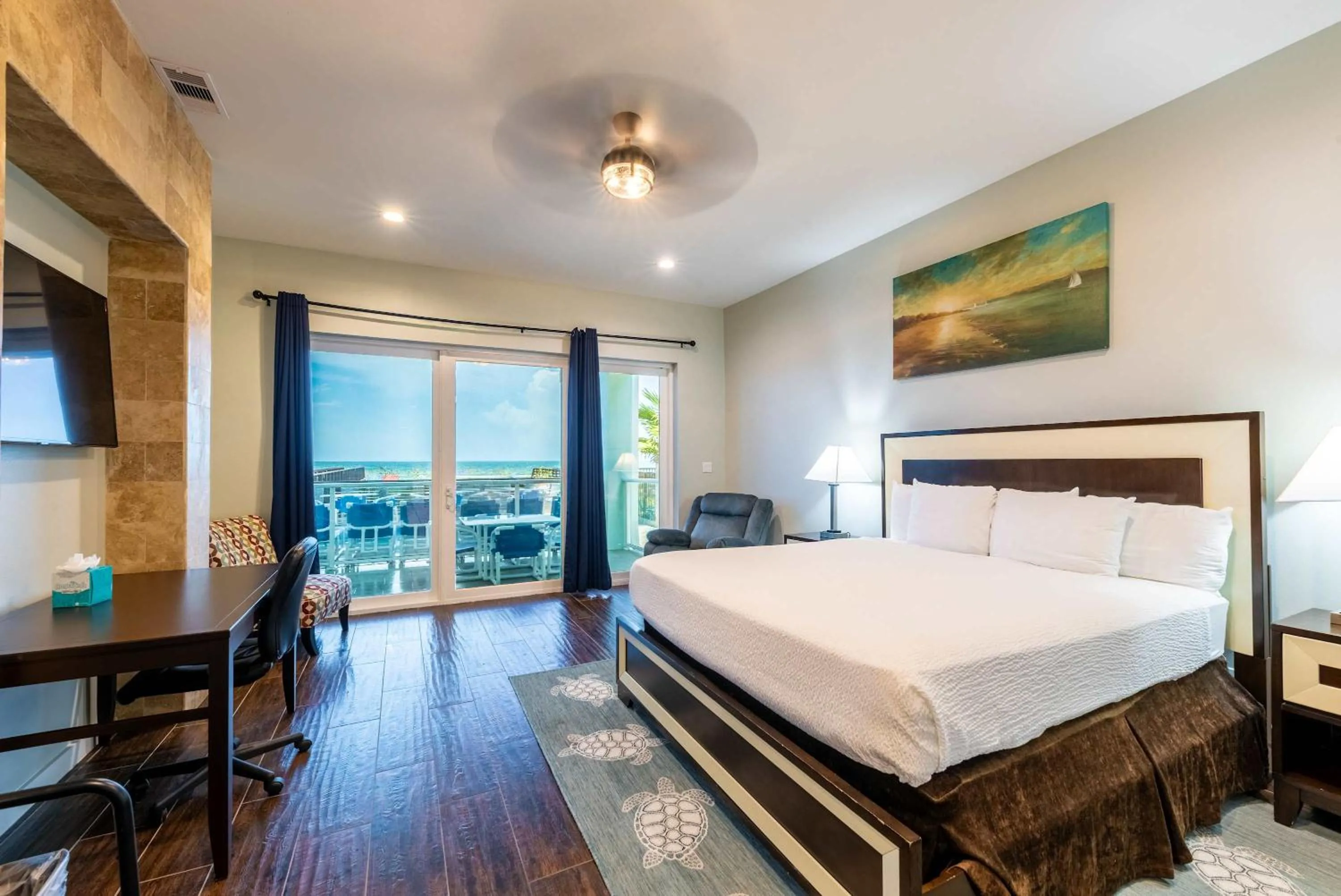 Bed in Beachfront 3 Bedroom Condo