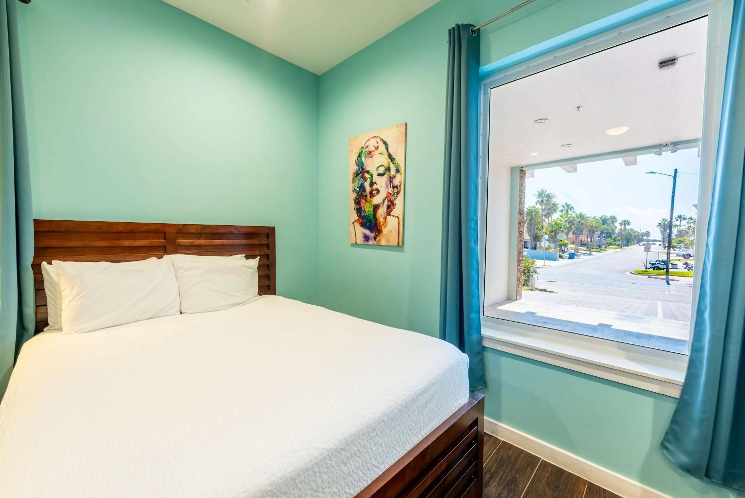 Bed in Beachfront 3 Bedroom Condo