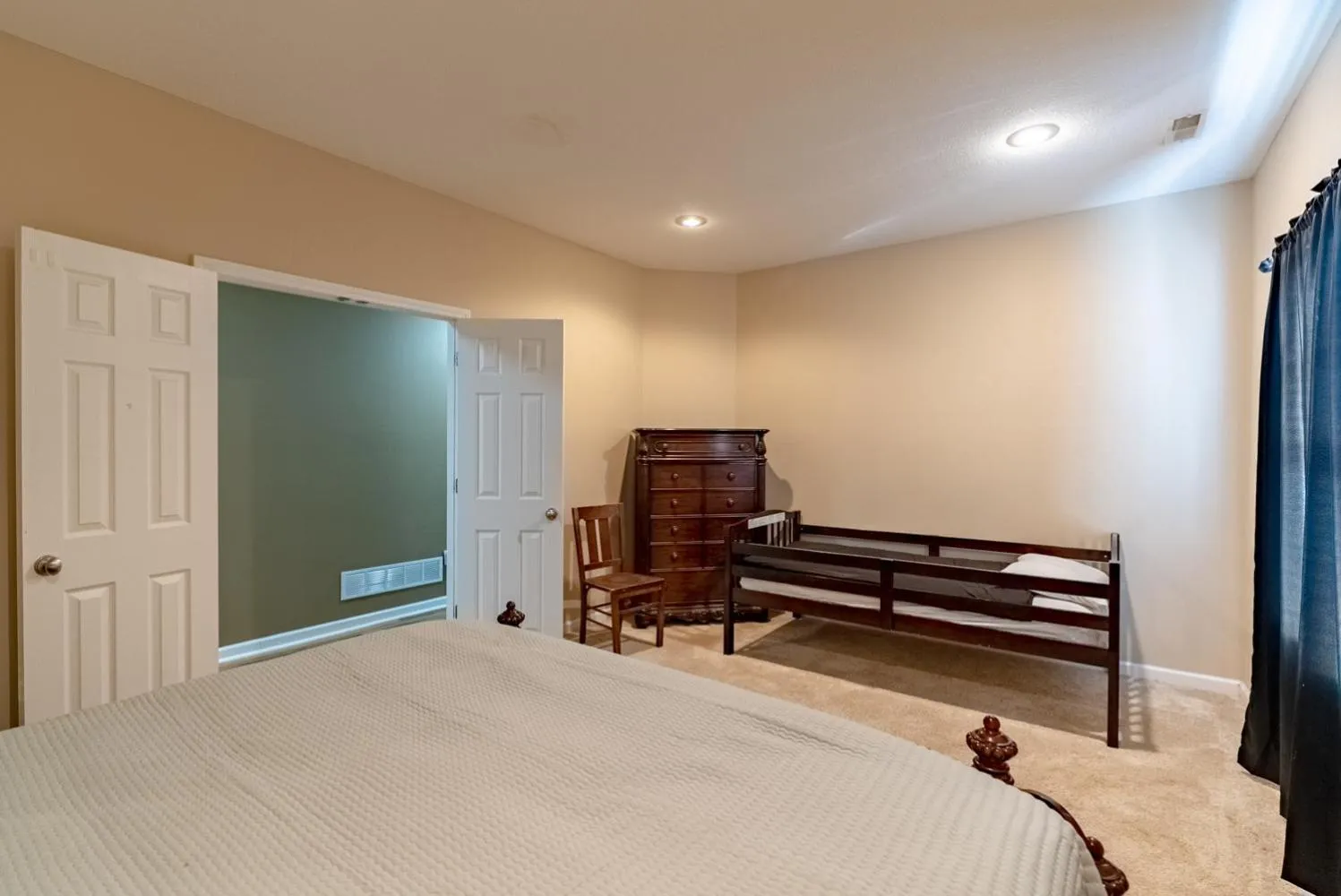 Bed in Private Pool Vacation Home