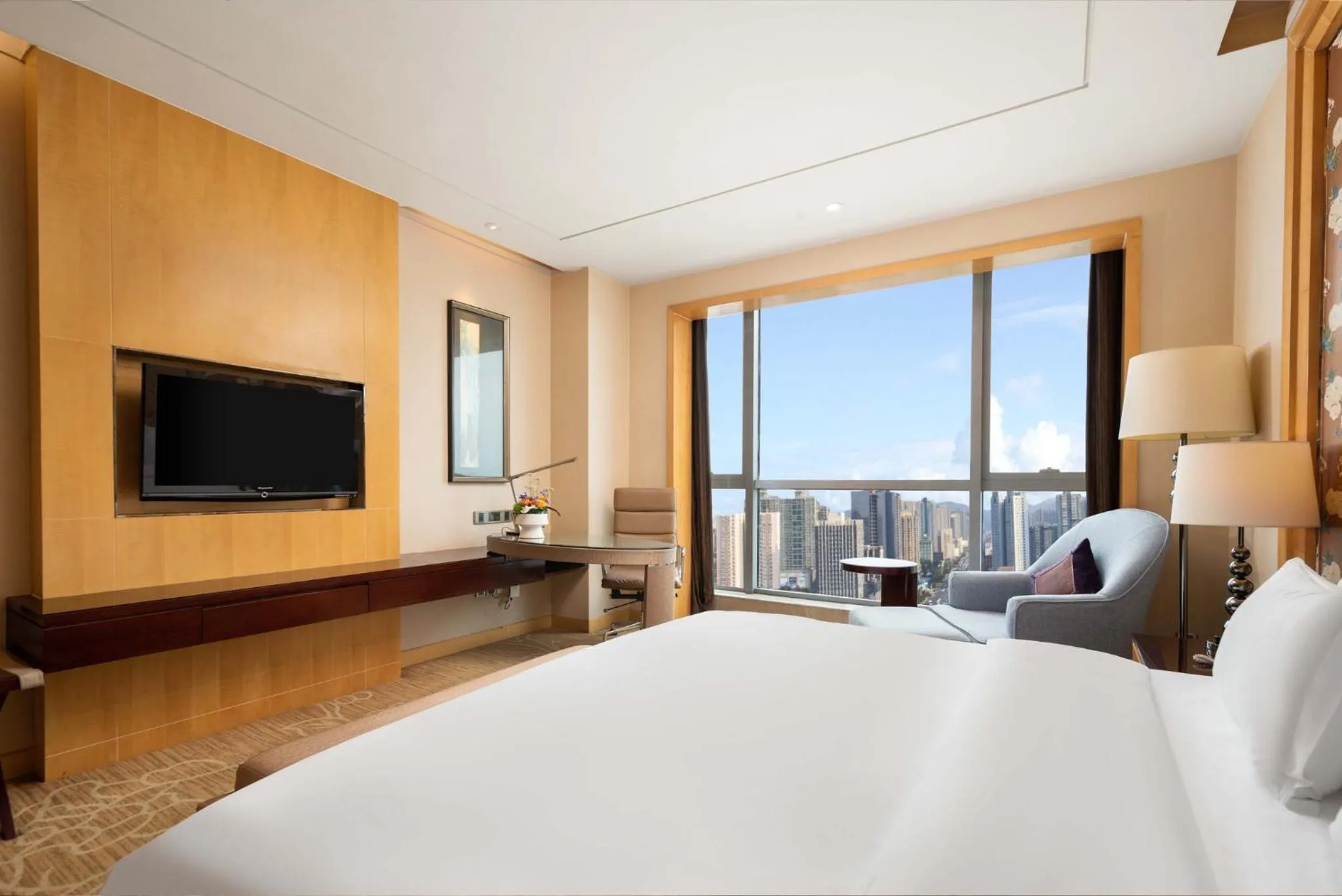 Photo of the whole room, Bed in Crowne Plaza Xiangyang by IHG