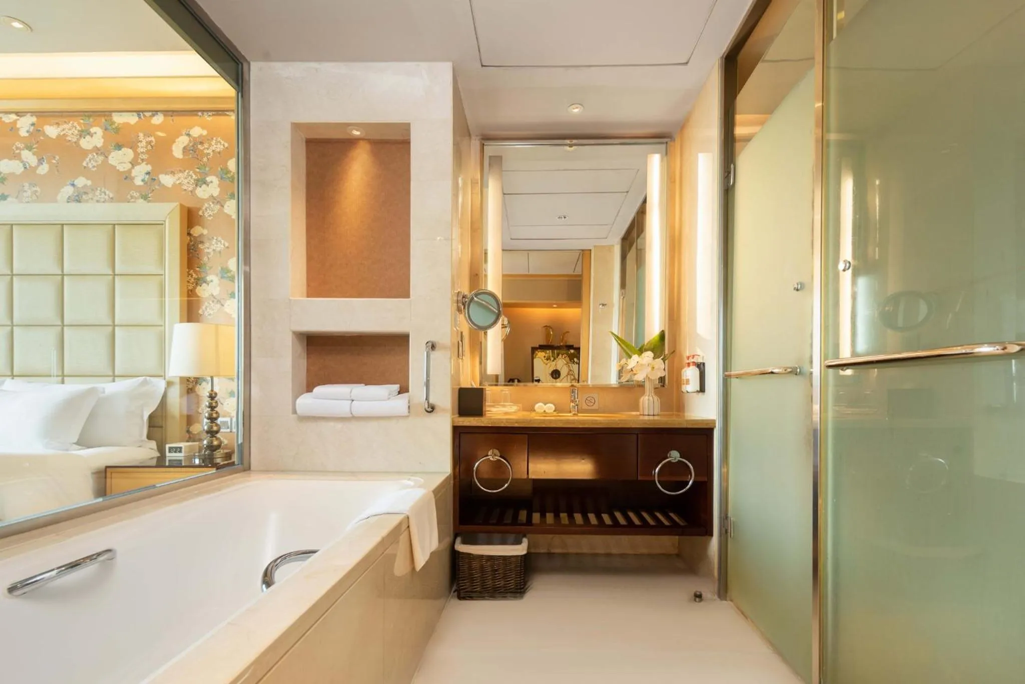 Bathroom, Bed in Crowne Plaza Xiangyang by IHG
