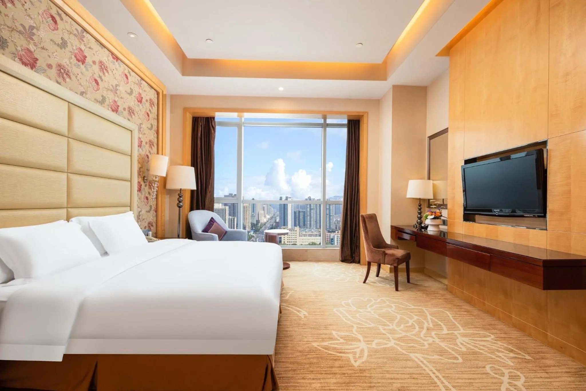 Photo of the whole room, Bed in Crowne Plaza Xiangyang by IHG