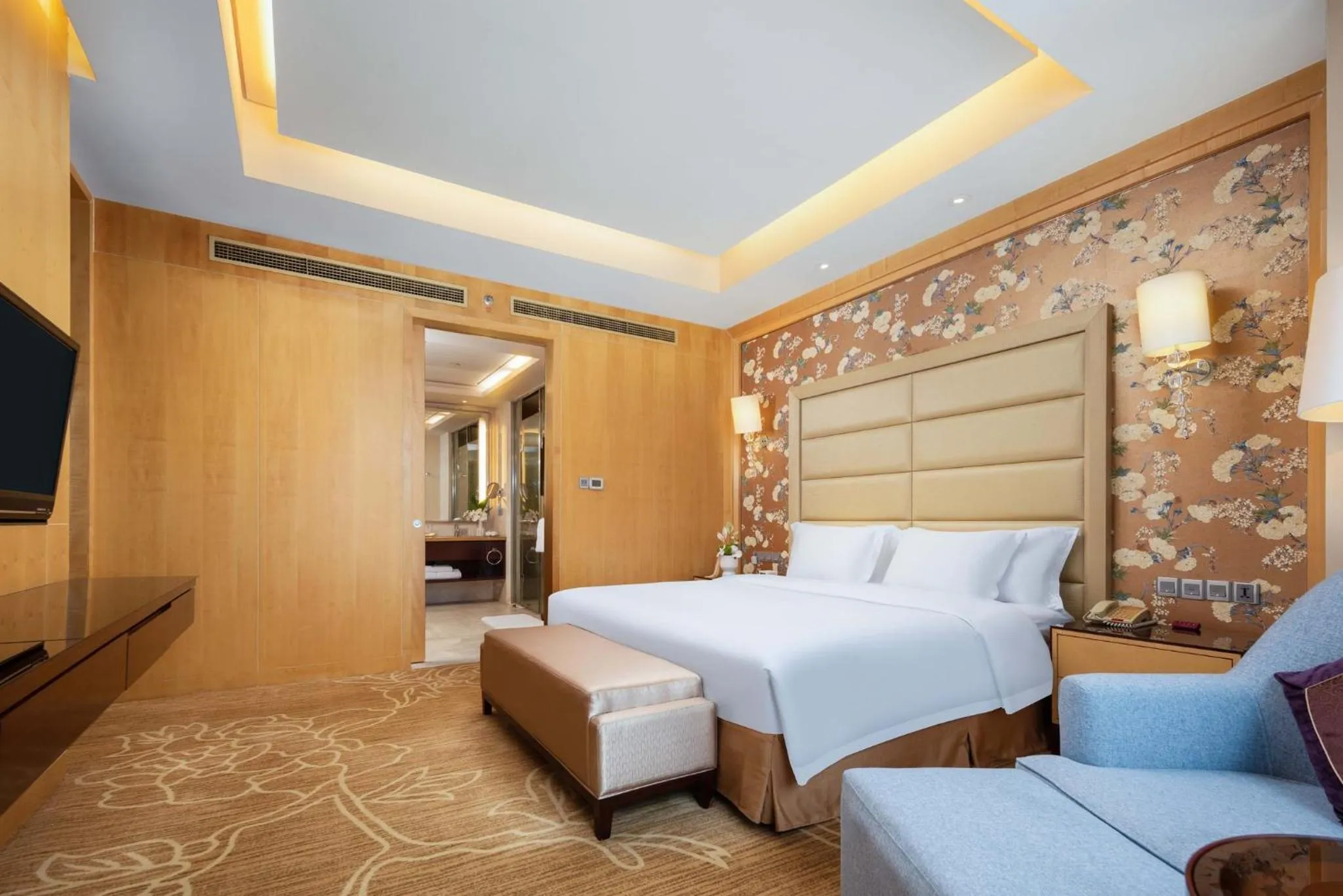 Photo of the whole room, Bed in Crowne Plaza Xiangyang by IHG