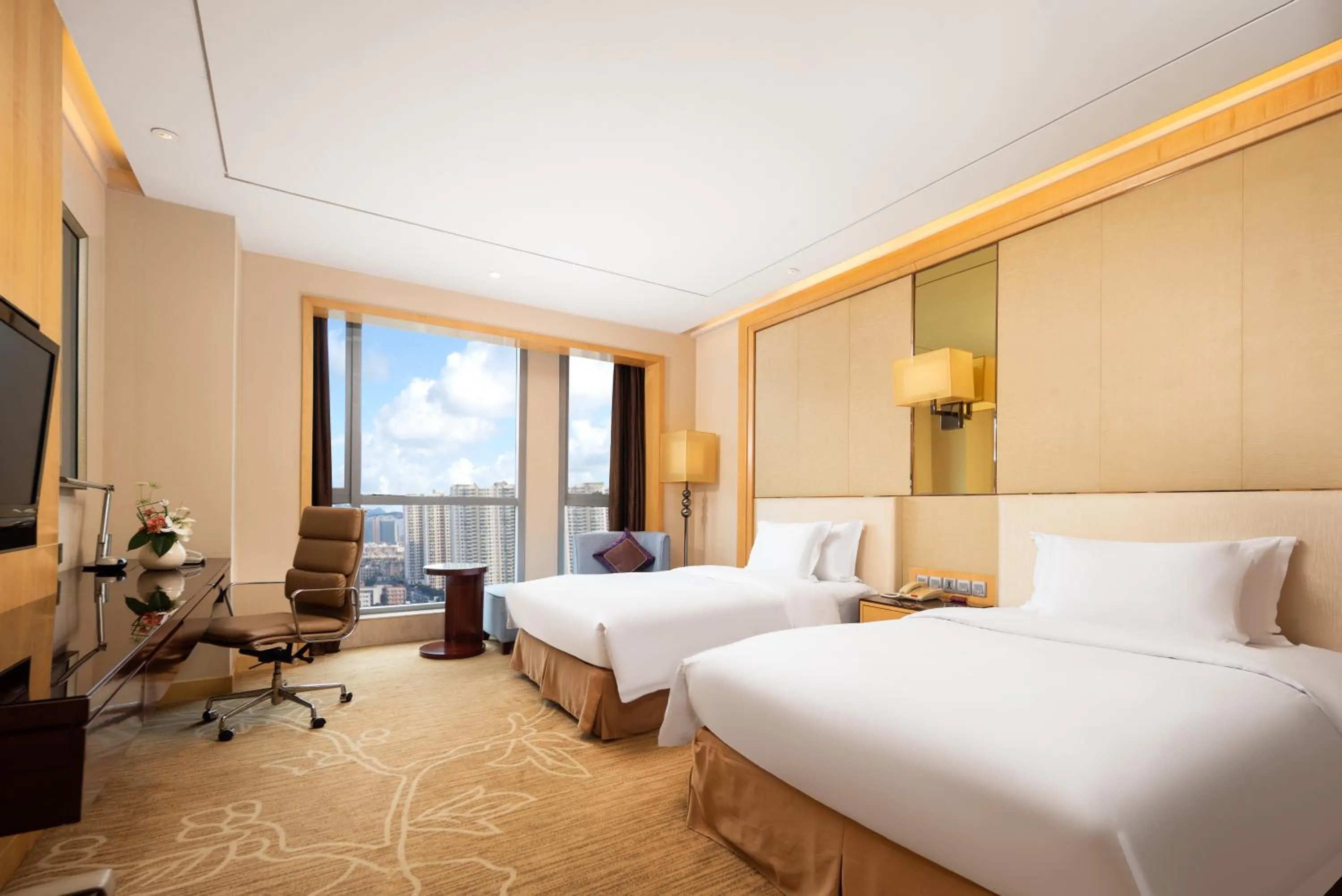 Photo of the whole room, Bed in Crowne Plaza Xiangyang by IHG