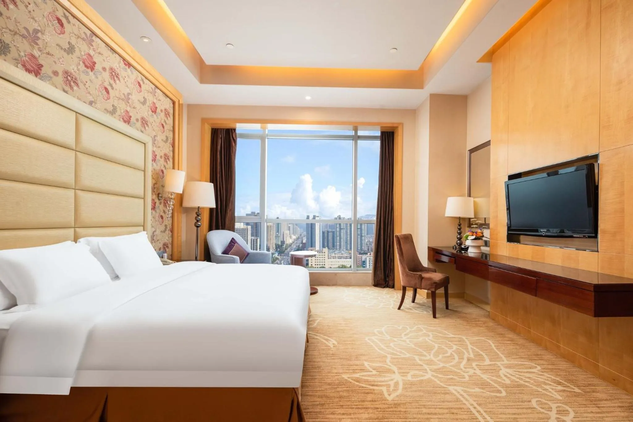 Photo of the whole room, Bed in Crowne Plaza Xiangyang by IHG