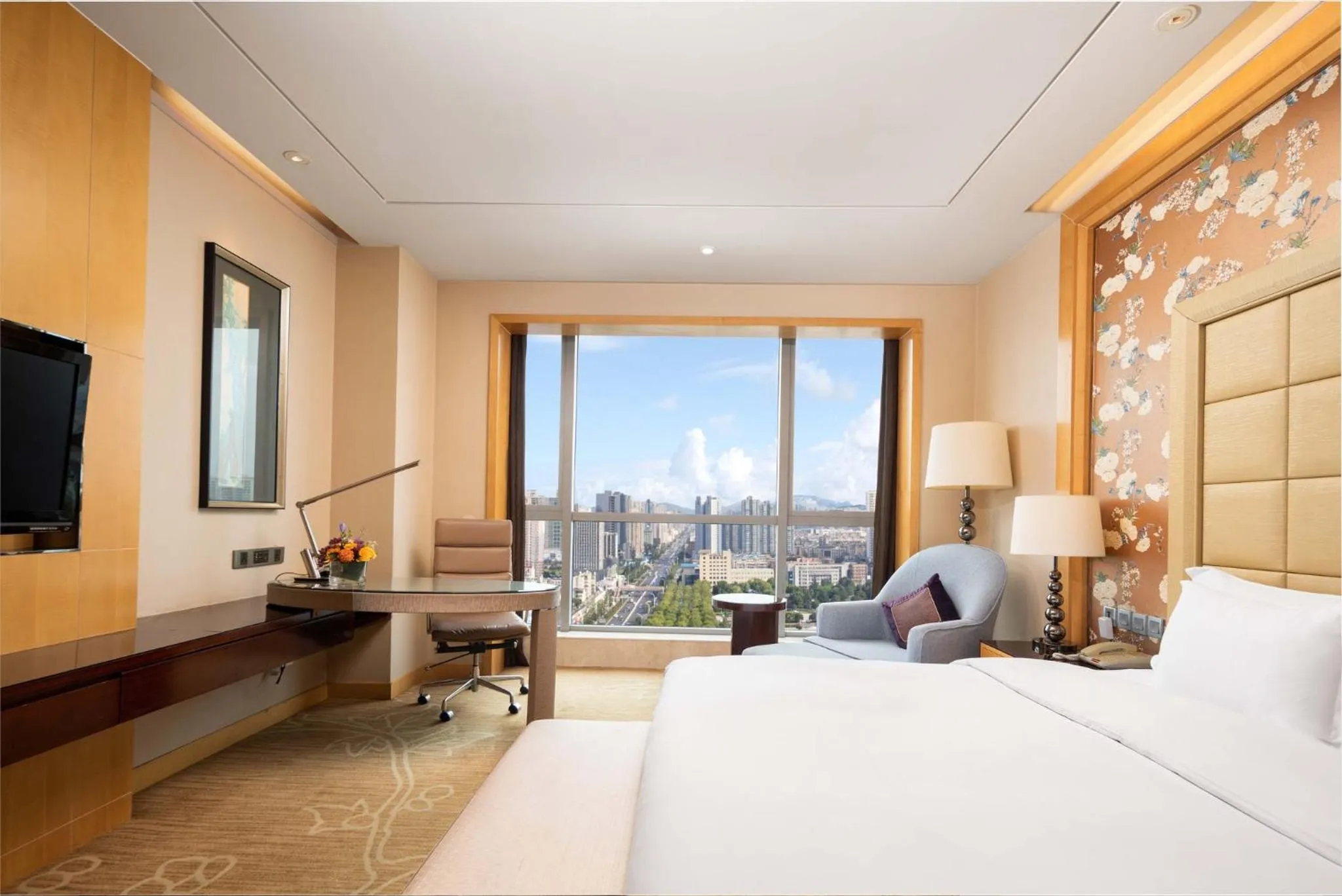 Photo of the whole room, Bed in Crowne Plaza Xiangyang by IHG