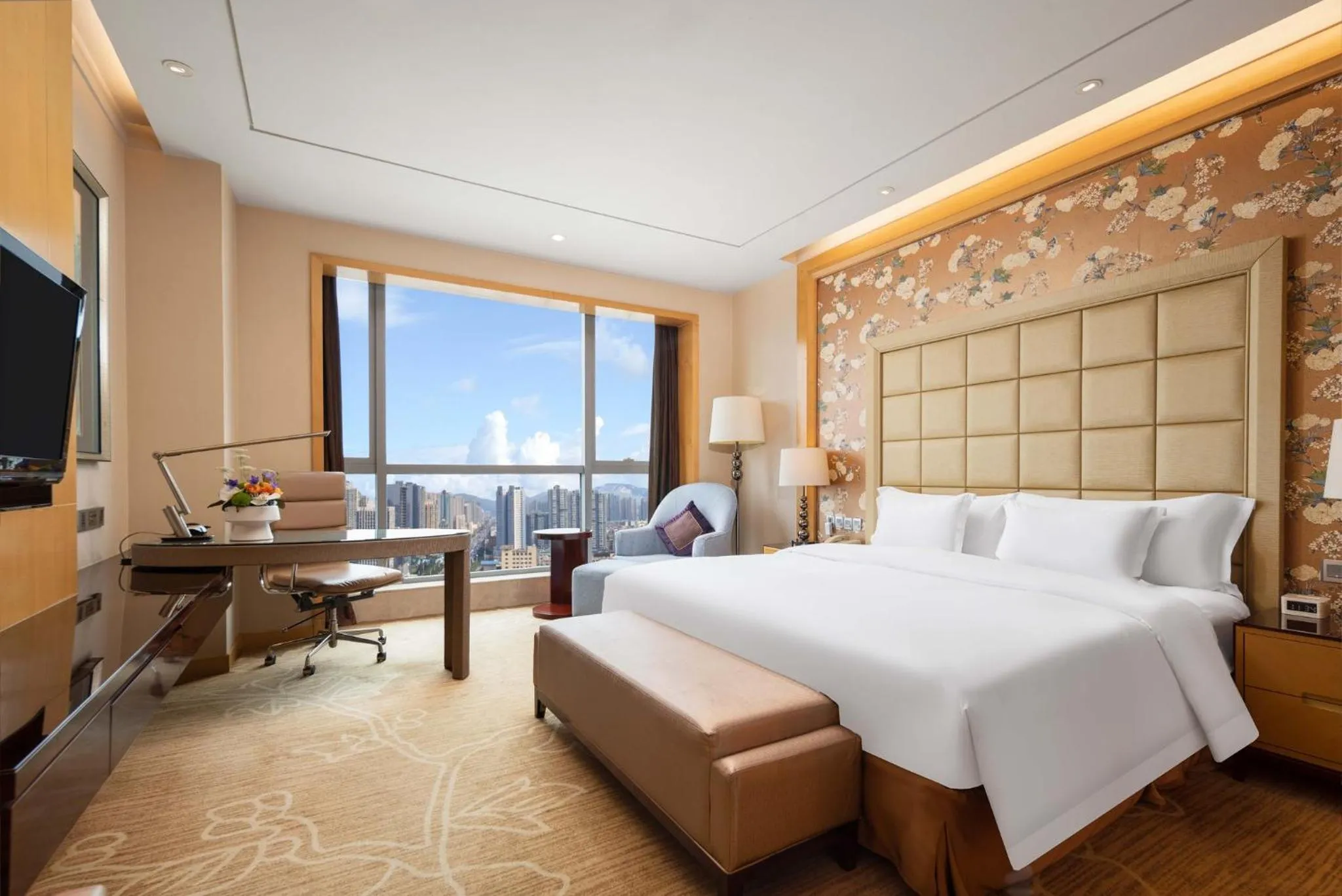 Photo of the whole room, Bed in Crowne Plaza Xiangyang by IHG