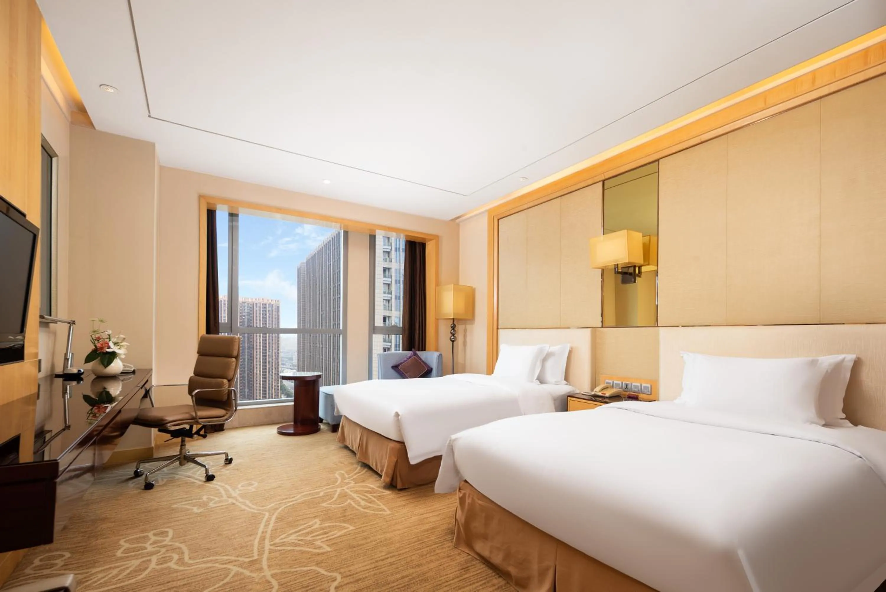 Photo of the whole room, Bed in Crowne Plaza Xiangyang by IHG