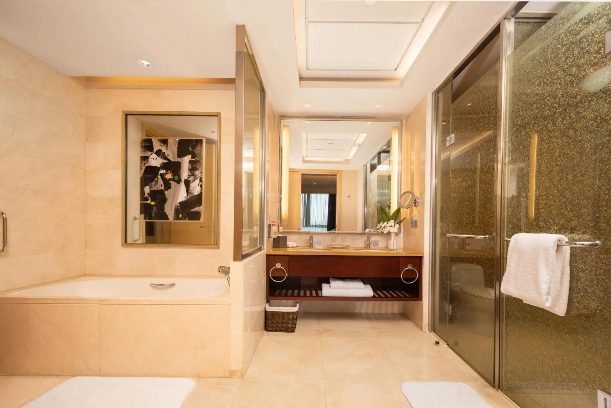 Bathroom, Bed in Crowne Plaza Xiangyang by IHG