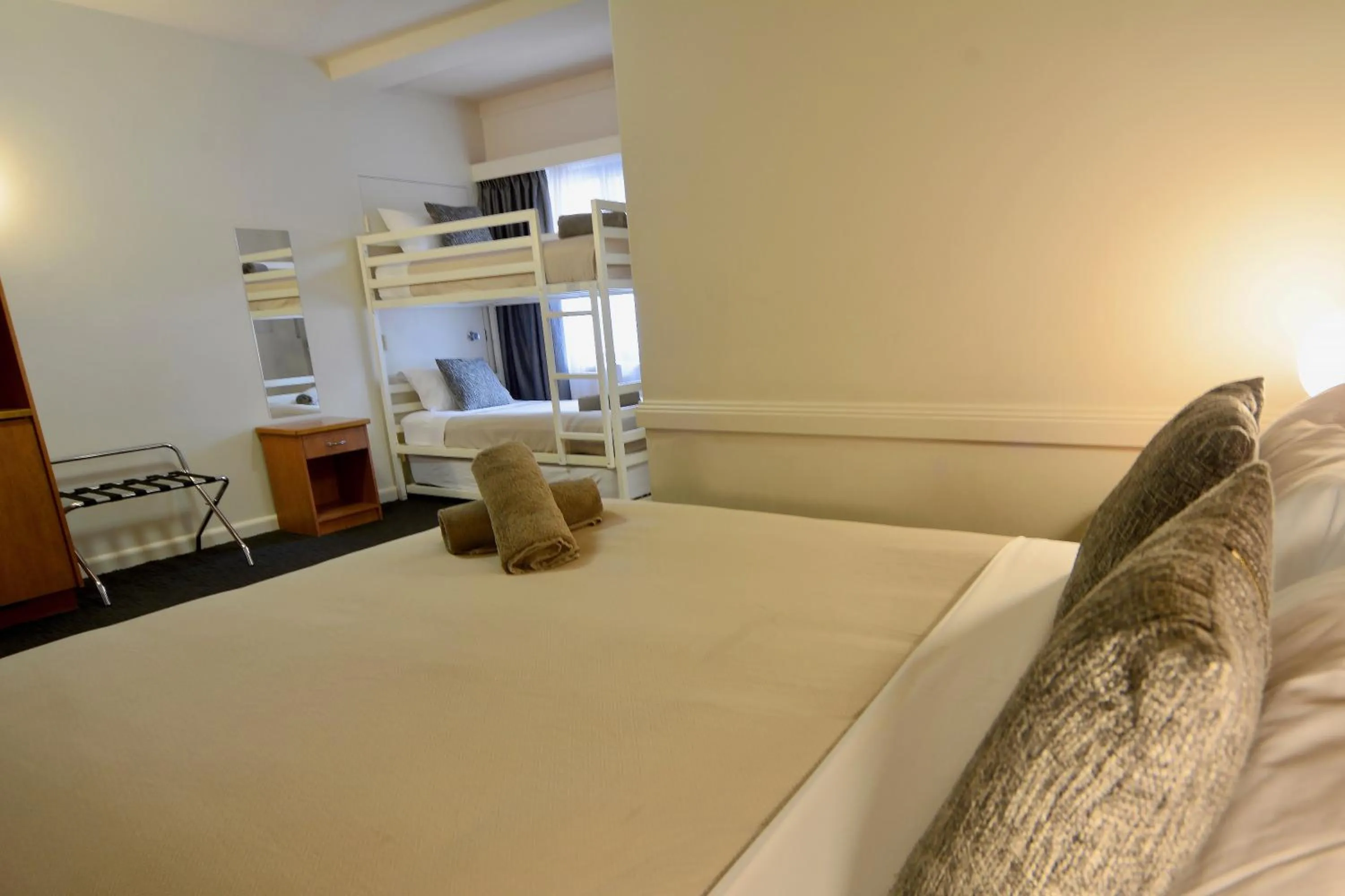 Photo of the whole room, Bed in Barclay On View