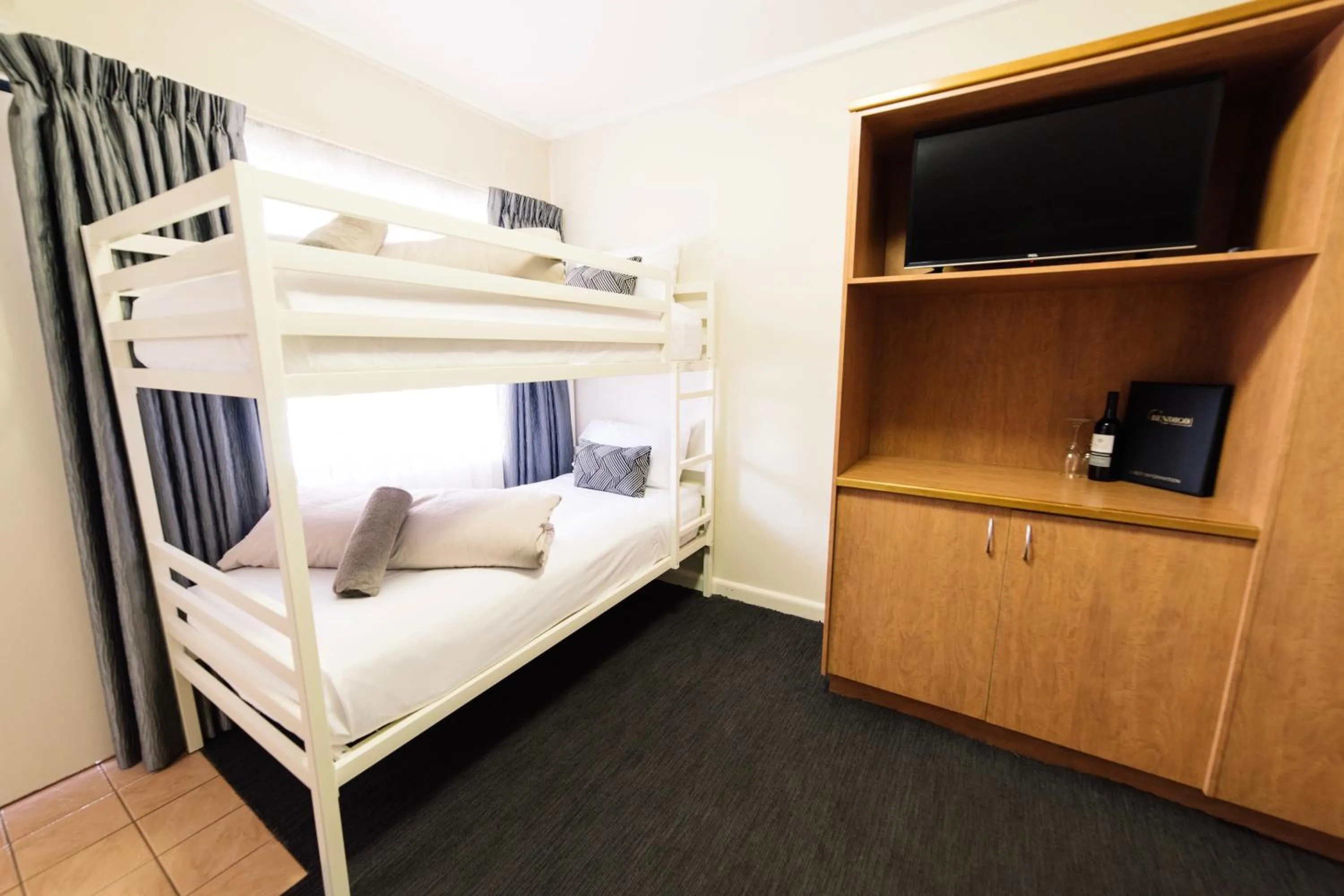 Photo of the whole room, Bed in Barclay On View