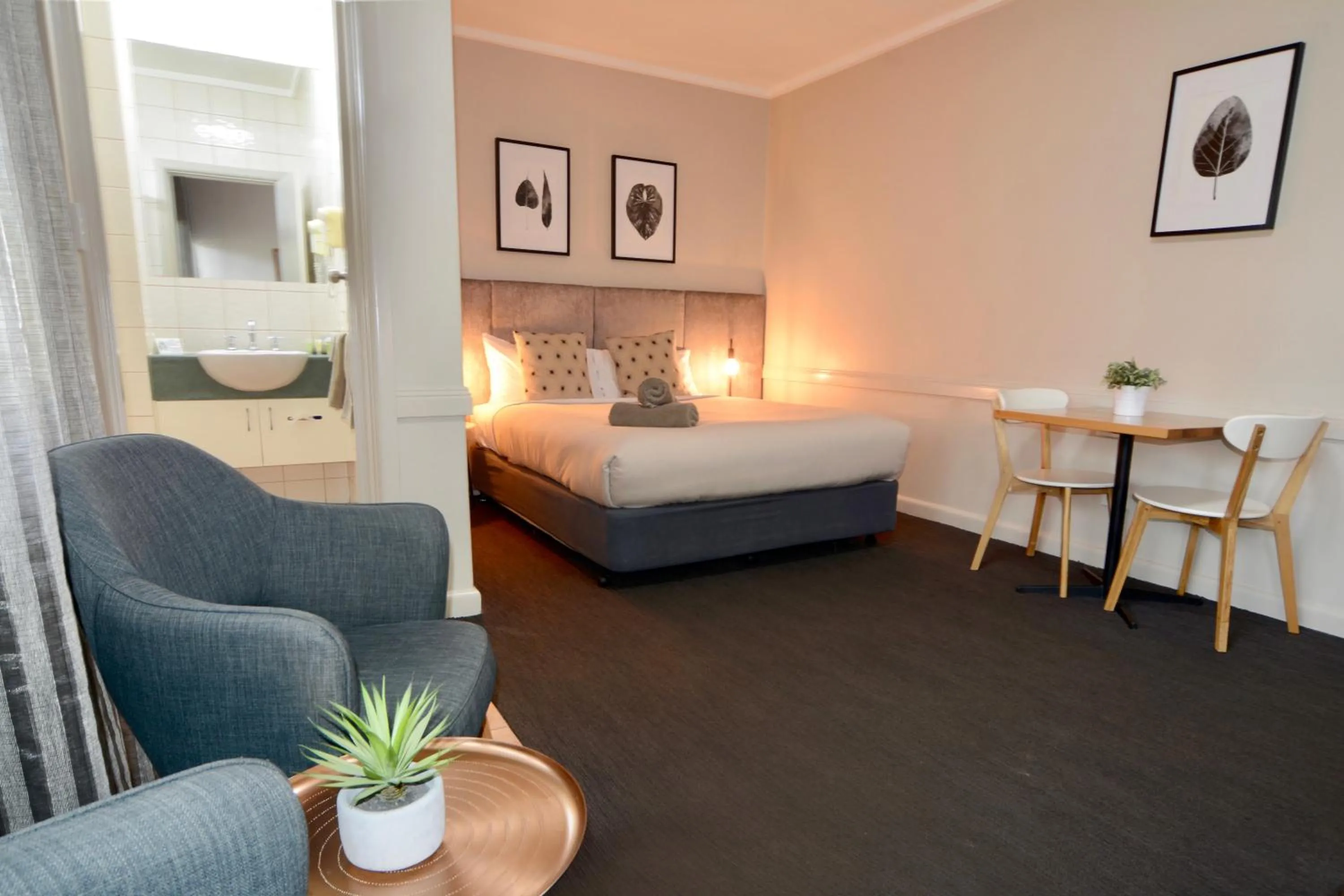 Photo of the whole room, Bed in Barclay On View