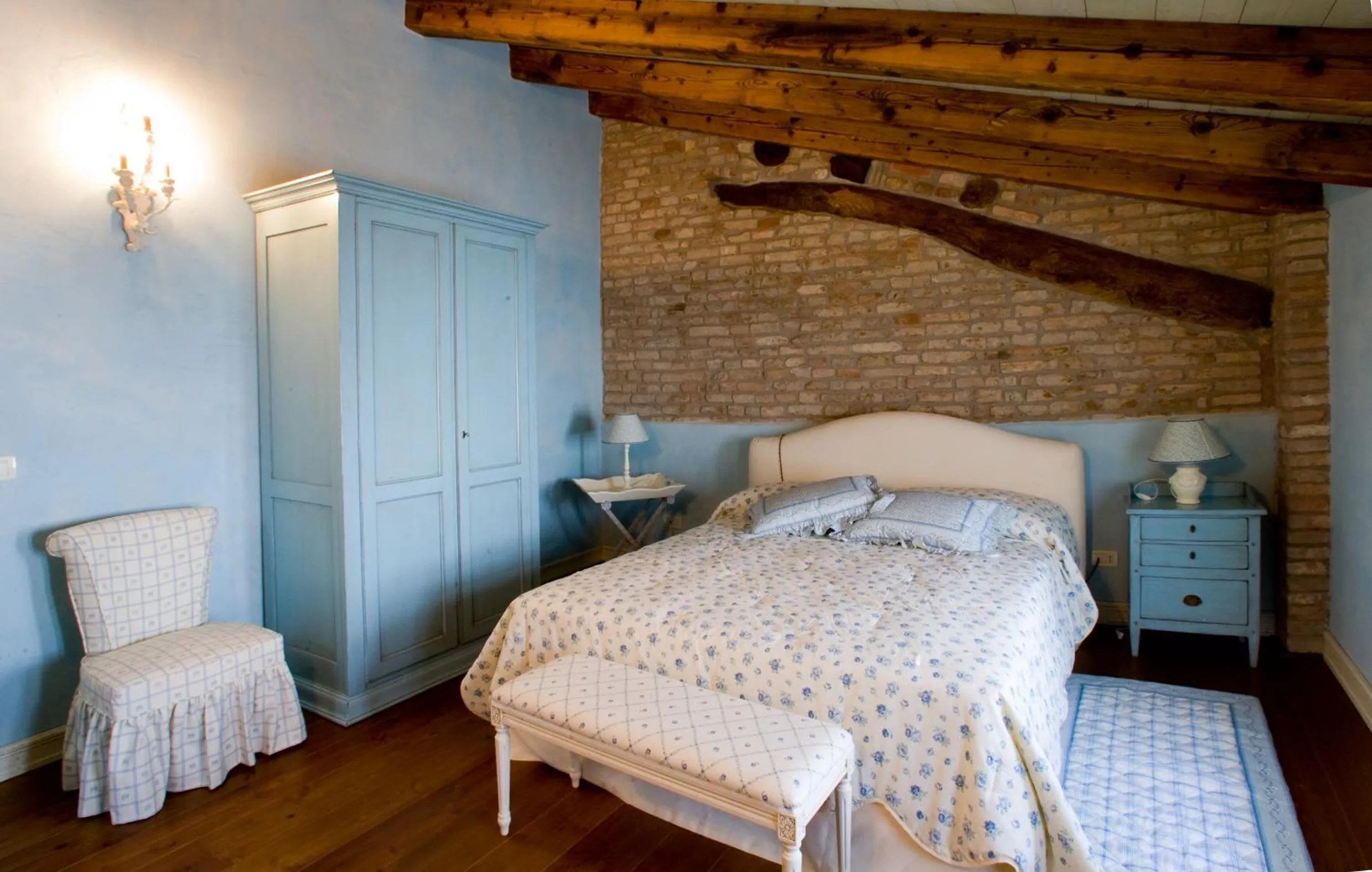 Photo of the whole room, Bed in Hospitale I Mori