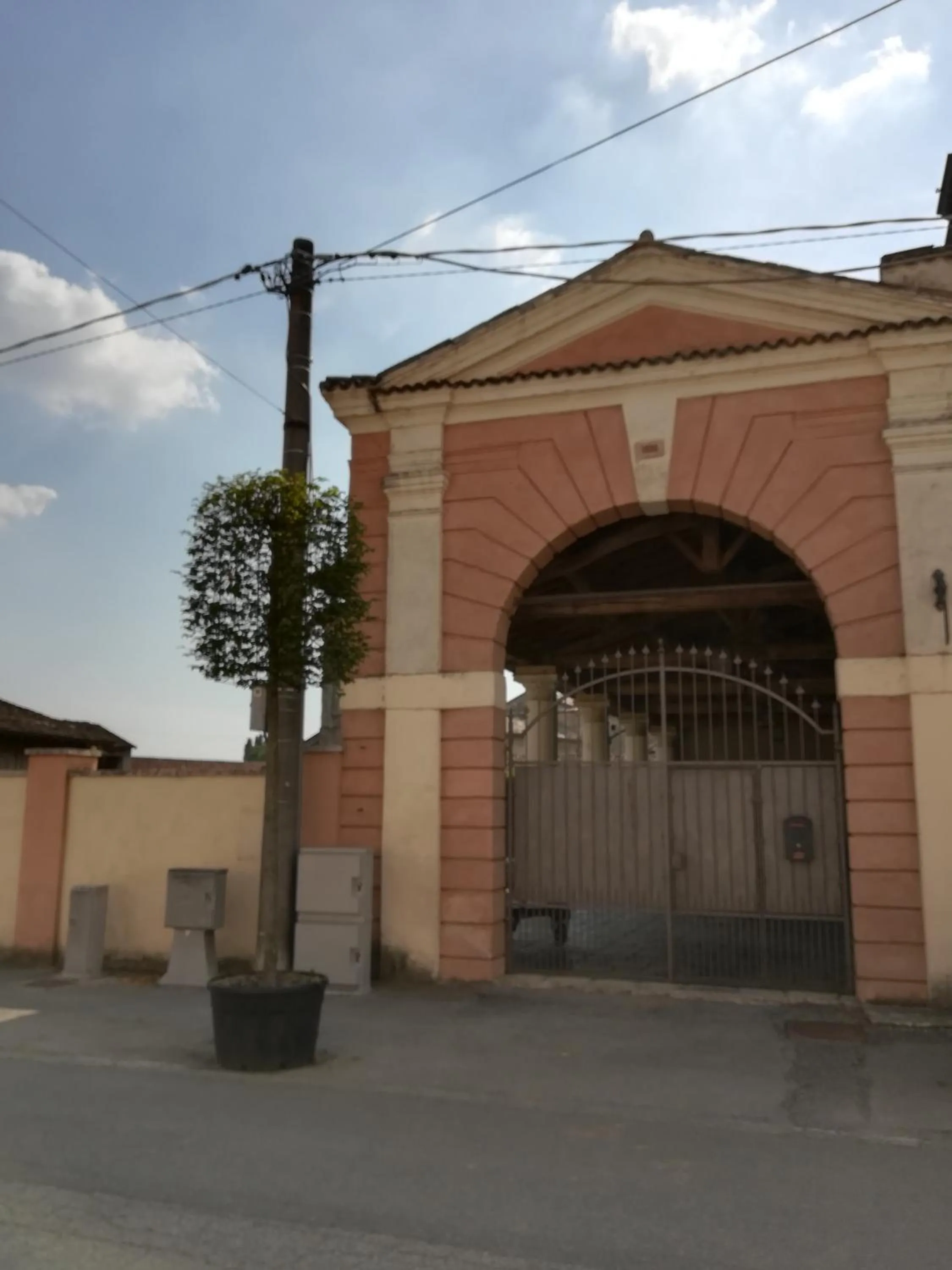 Facade/entrance in Hospitale I Mori