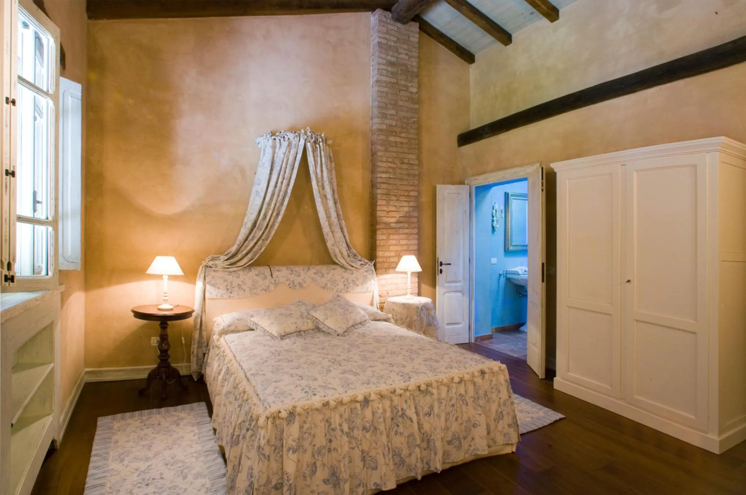 Photo of the whole room, Bed in Hospitale I Mori