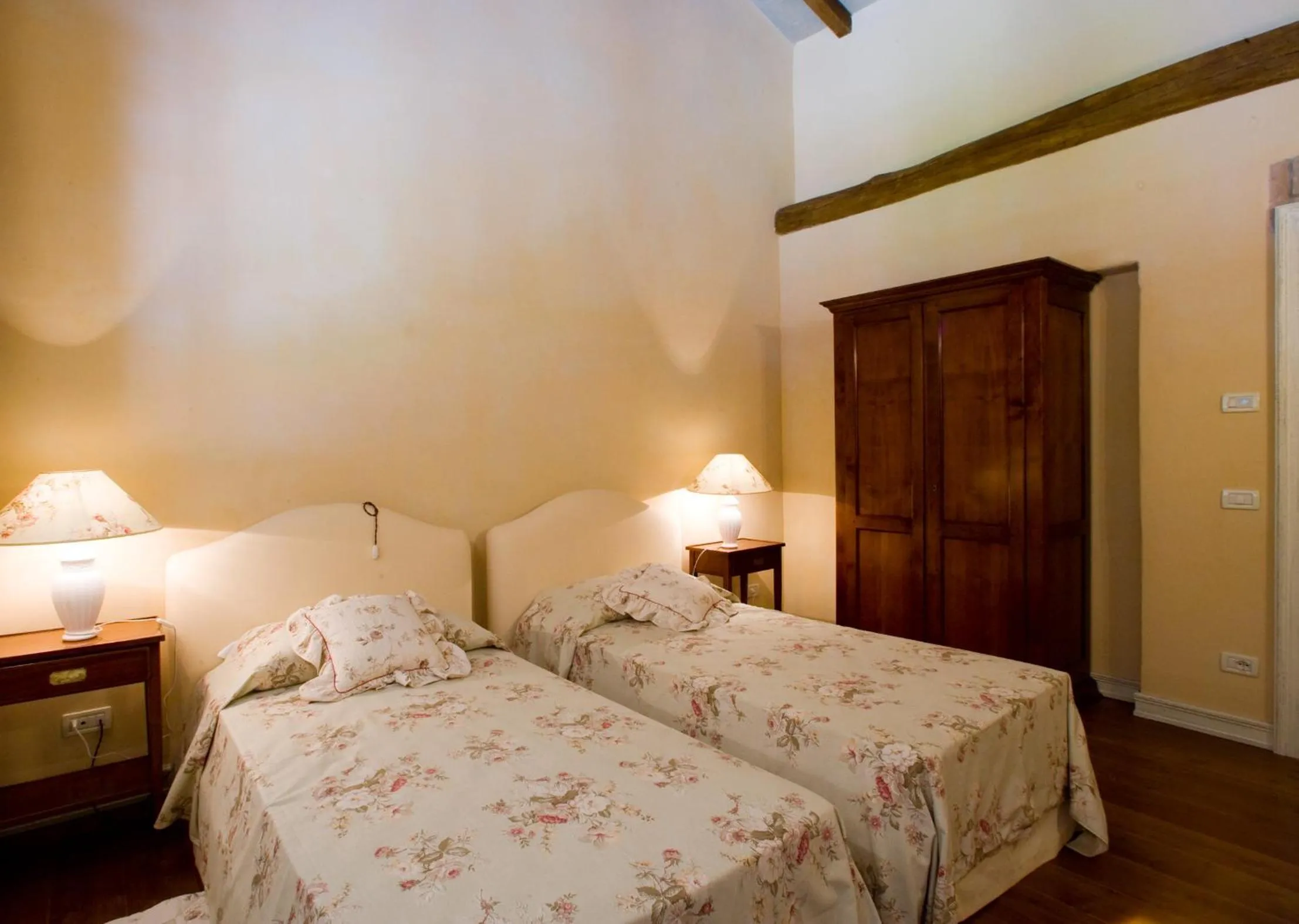 Photo of the whole room, Bed in Hospitale I Mori