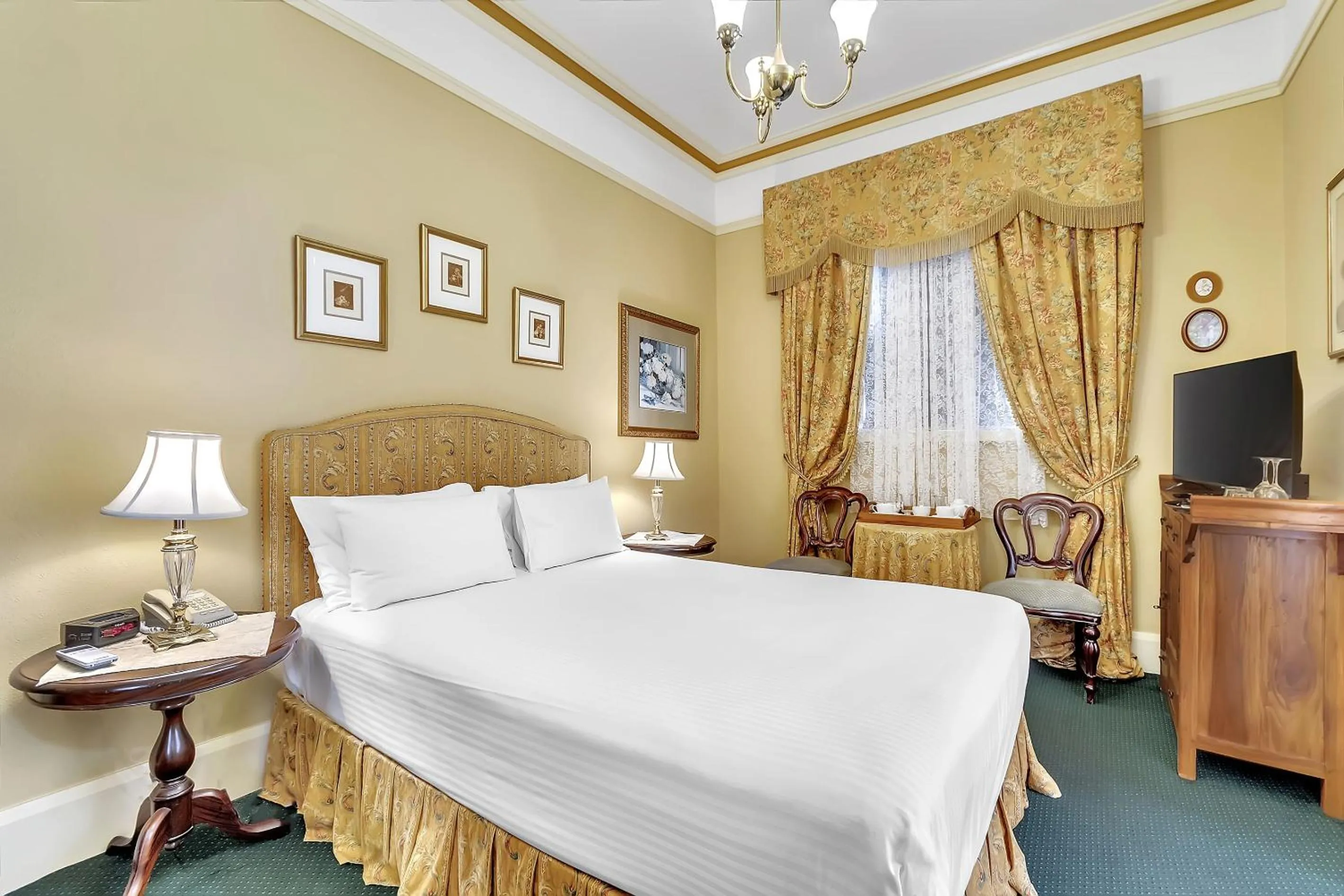 Bed in The Clifton Motel