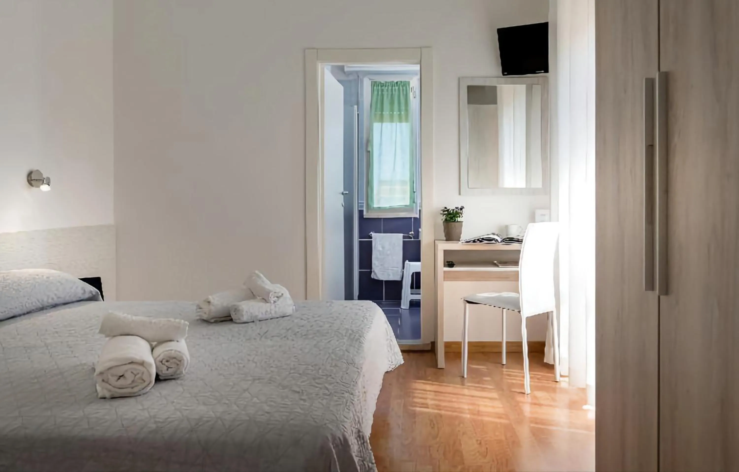 Shower, Bed in Hotel Kursaal