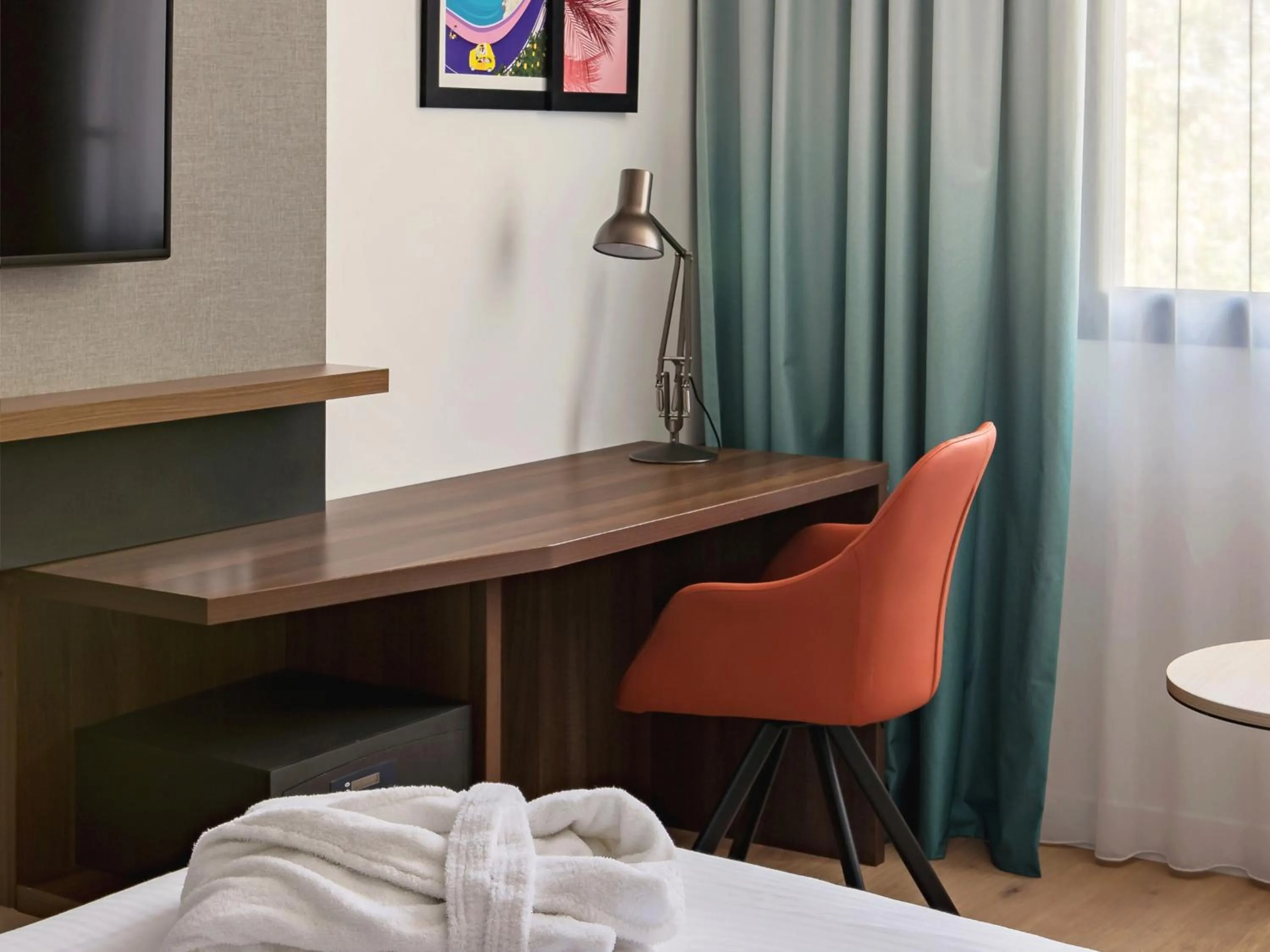 Photo of the whole room, Bed in Holiday Inn - Marseille Airport by IHG