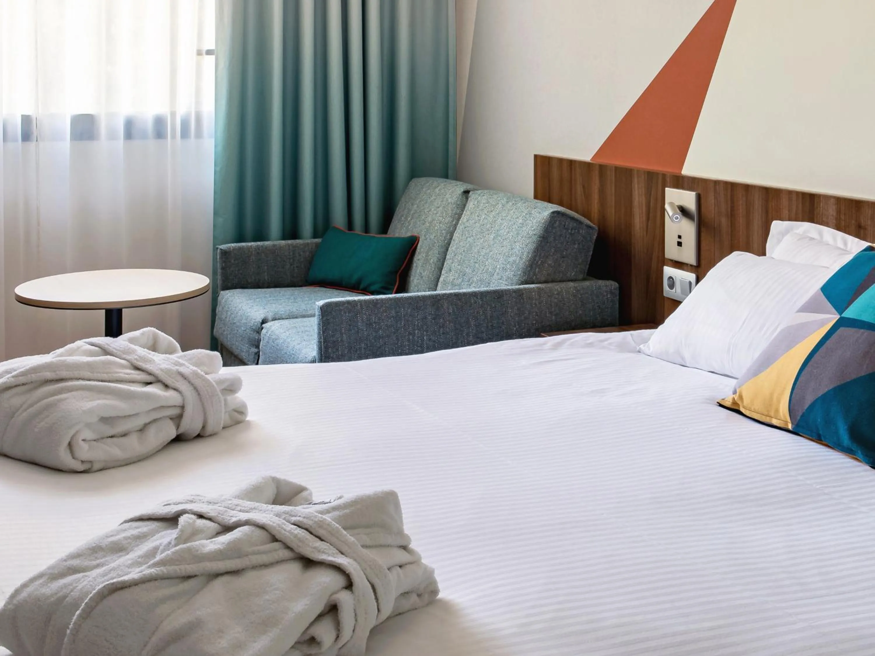 Photo of the whole room, Bed in Holiday Inn - Marseille Airport by IHG