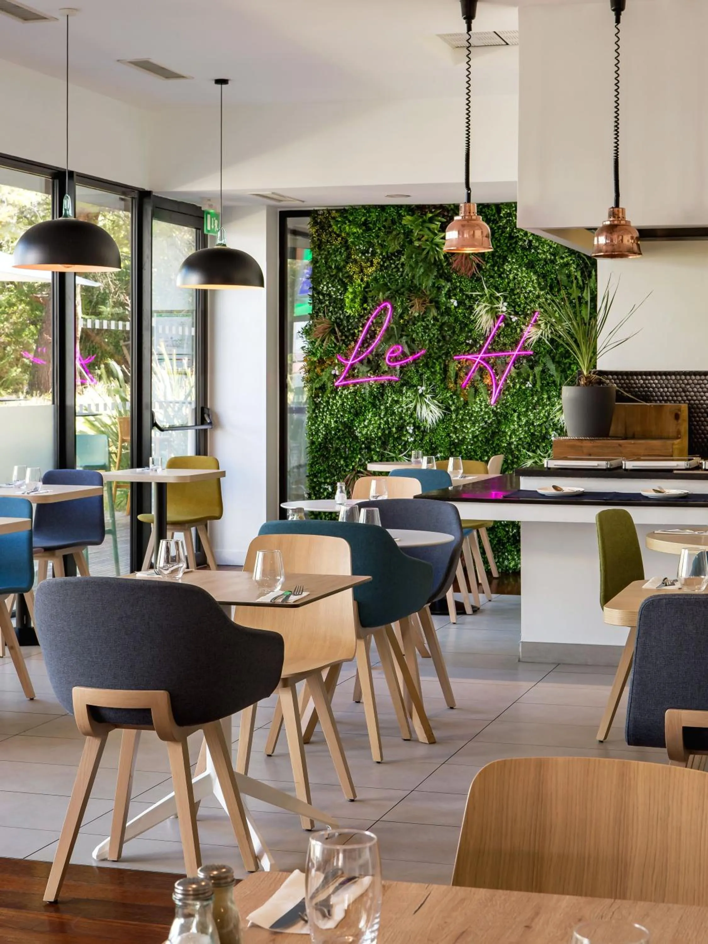 Restaurant/places to eat in Holiday Inn - Marseille Airport by IHG