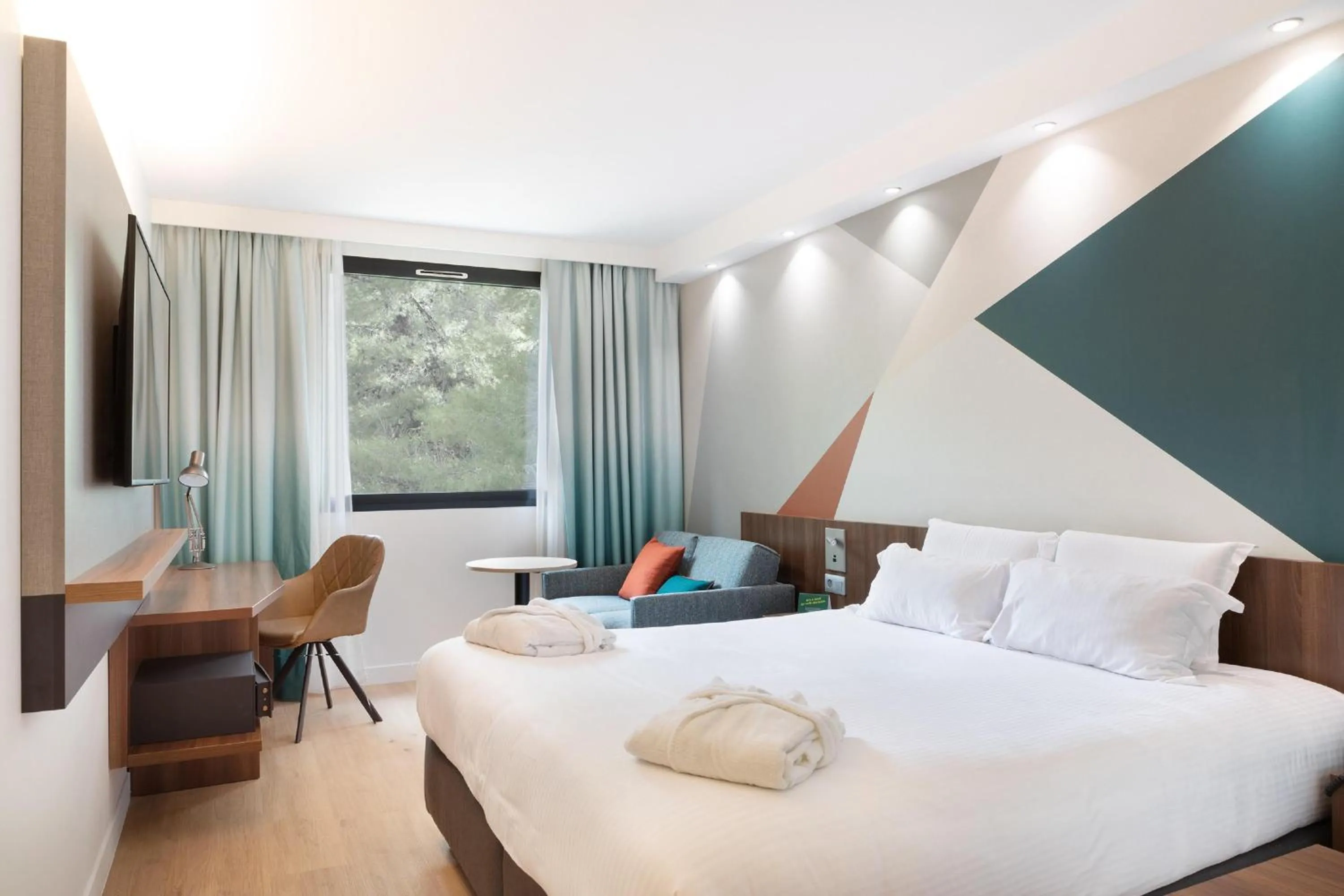 Photo of the whole room, Bed in Holiday Inn - Marseille Airport by IHG