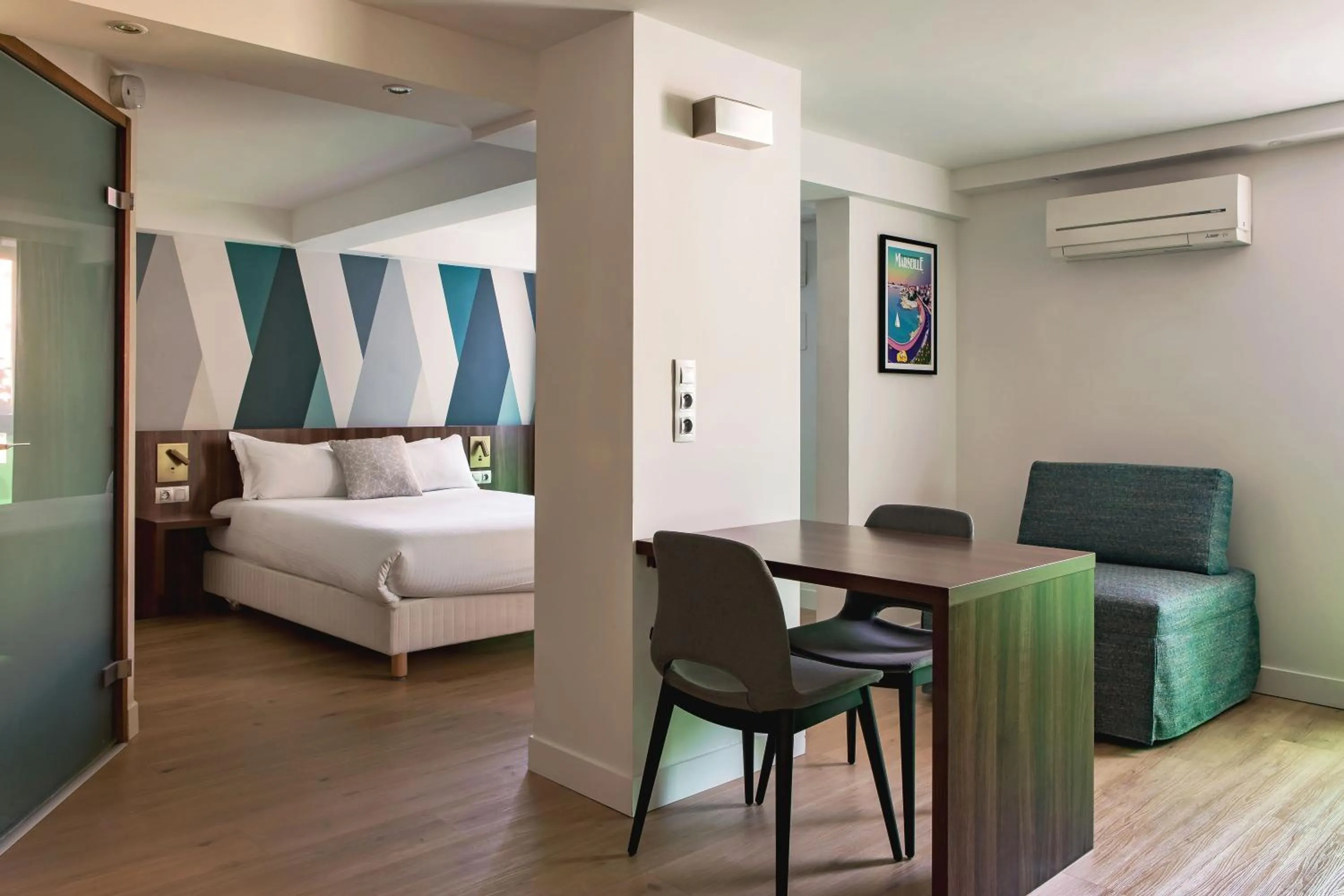 Photo of the whole room, Bed in Holiday Inn - Marseille Airport by IHG