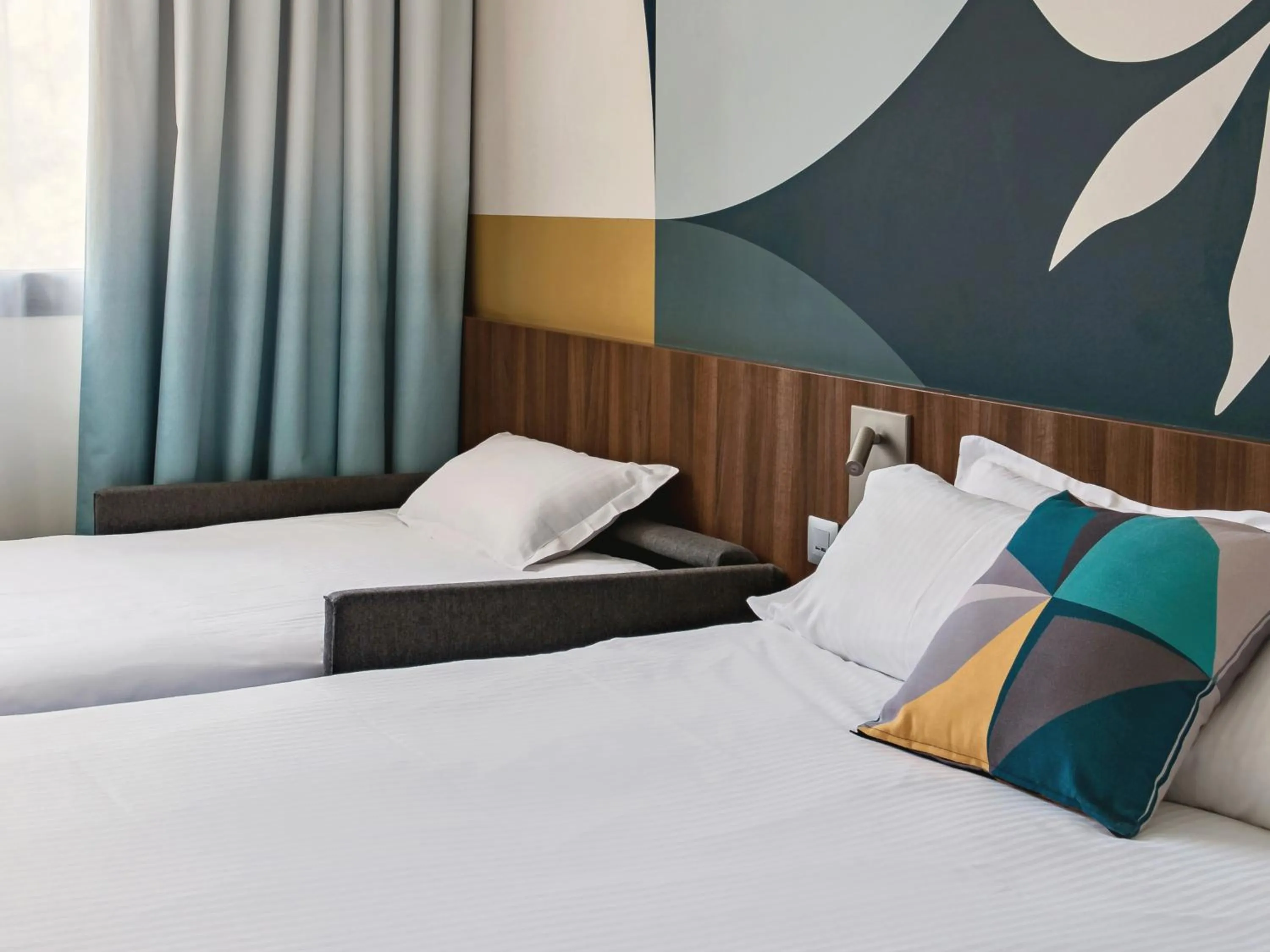Photo of the whole room, Bed in Holiday Inn - Marseille Airport by IHG