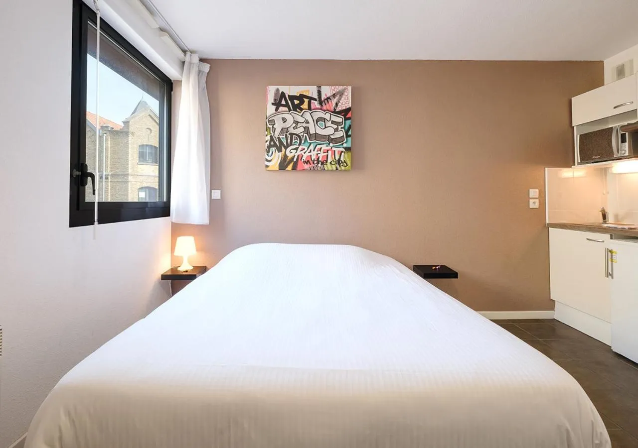 Bedroom, Bed in All Suites Appart Hôtel - Dunkerque Centre
