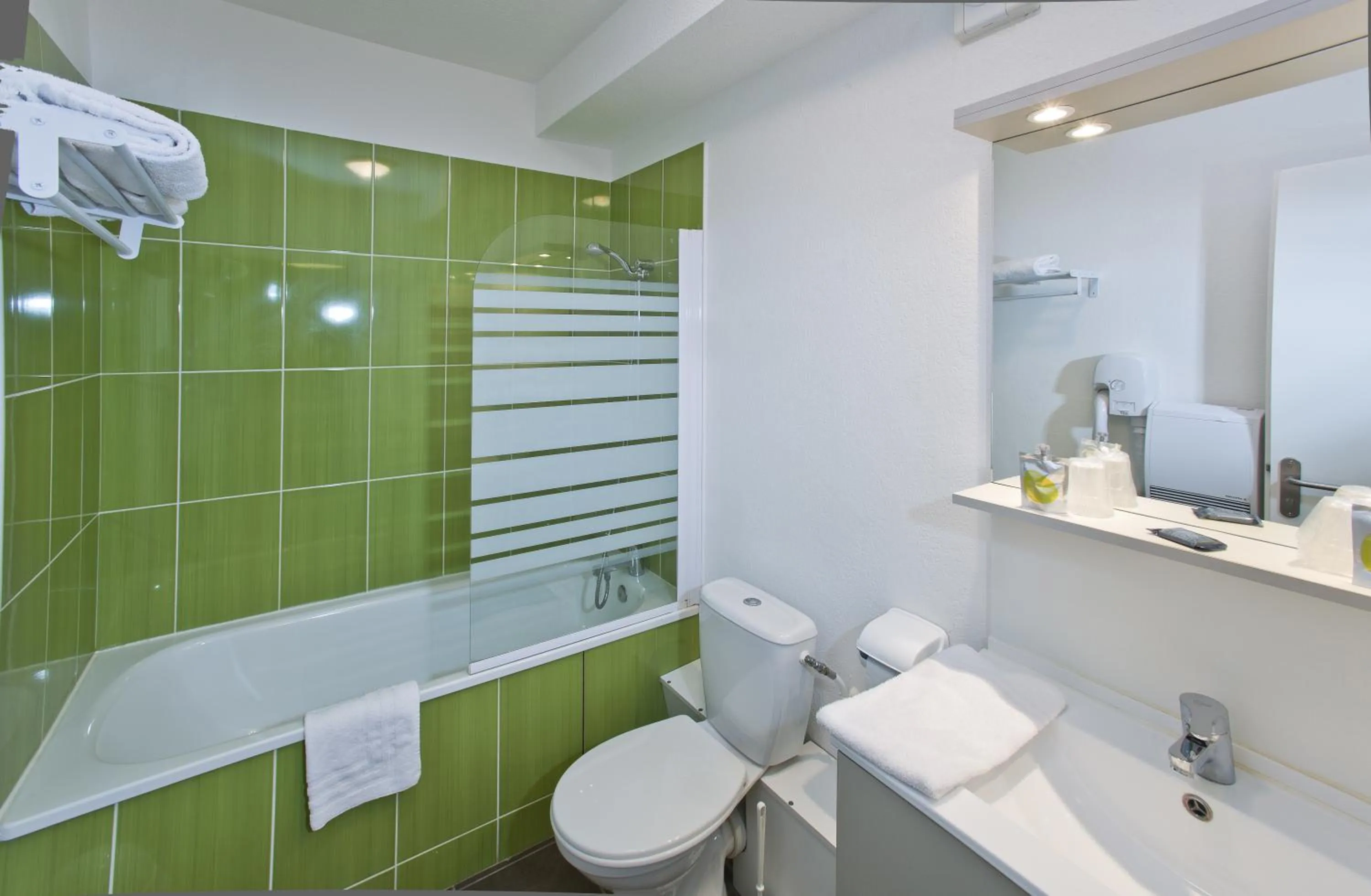 Bathroom in All Suites Appart Hôtel - Dunkerque Centre